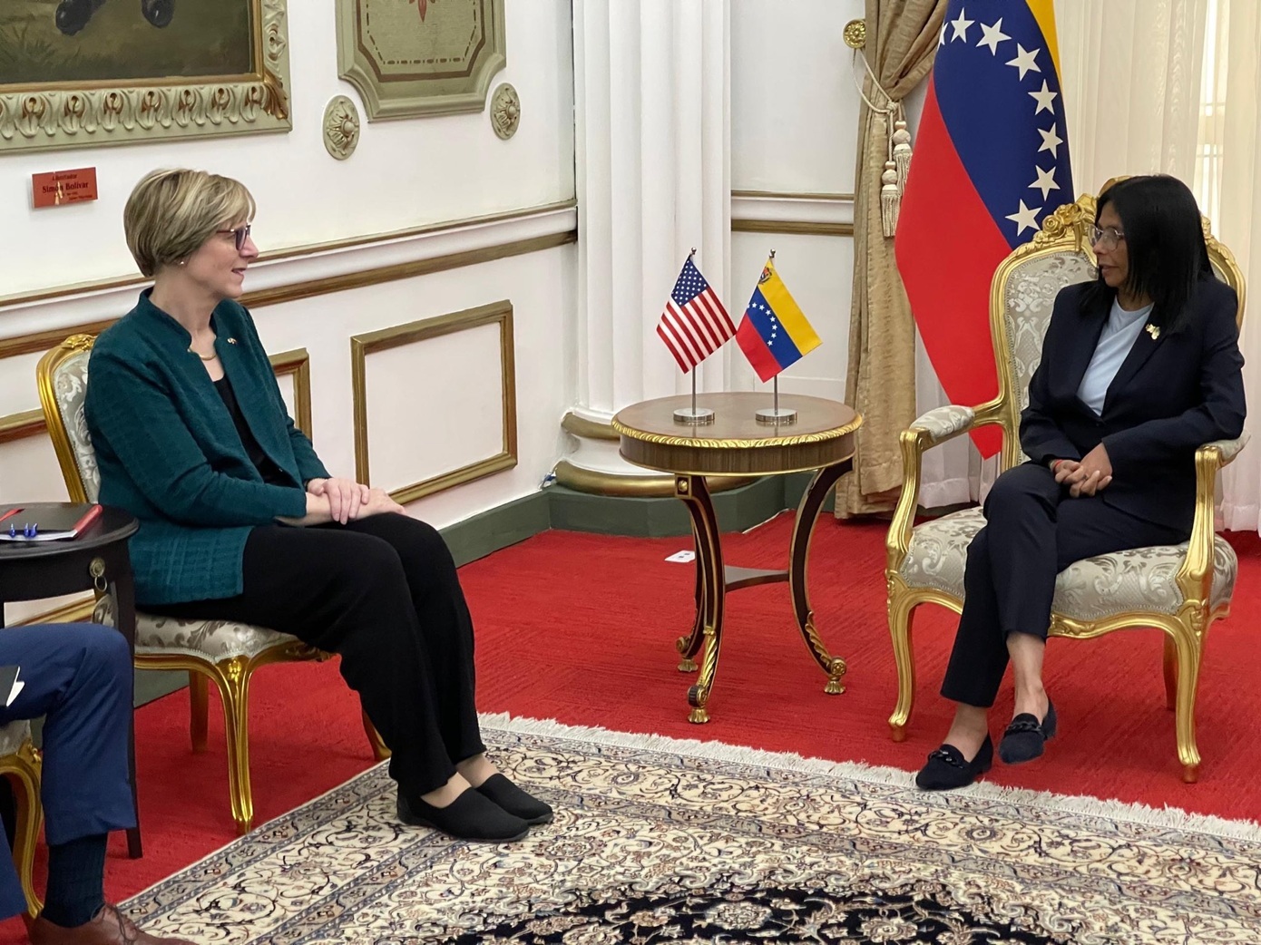 Η υπηρεσιακή πρόεδρος της Βενεζουέλας συναντήθηκε με την επικεφαλής της αμερικανικής διπλωματικής αποστολής