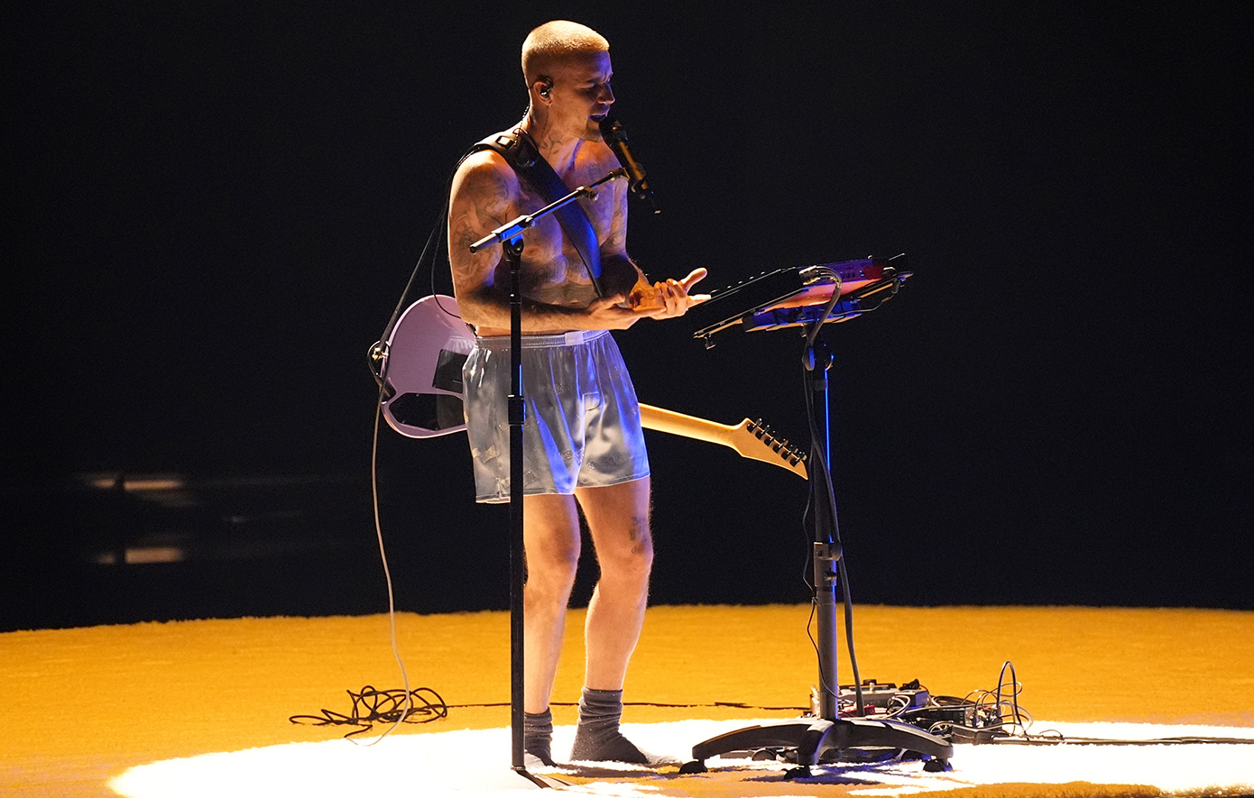 Ο Τζάστιν Μπίμπερ εμφανίστηκε μόνο με σορτς στη σκηνή των Grammy &#8211; Αποκάλυψε το τατουάζ με το πρόσωπο της συζύγου του