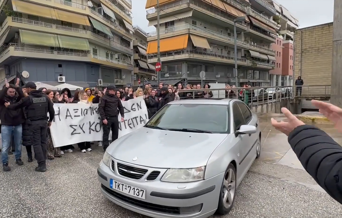 Με χειροκροτήματα και επευφημίες από εργαζόμενους η έξοδος του ιδιοκτήτη της «Βιολάντα» από τα δικαστήρια