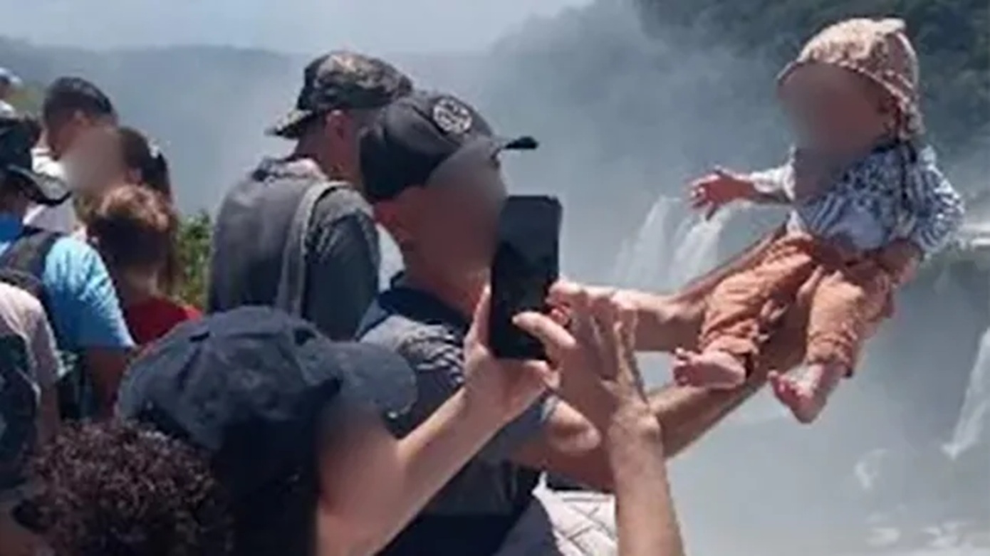 Βραζιλία: Τουρίστας κρέμασε το μωρό του πάνω από καταρράκτη 80 μέτρων για να το βγάλει φωτογραφία