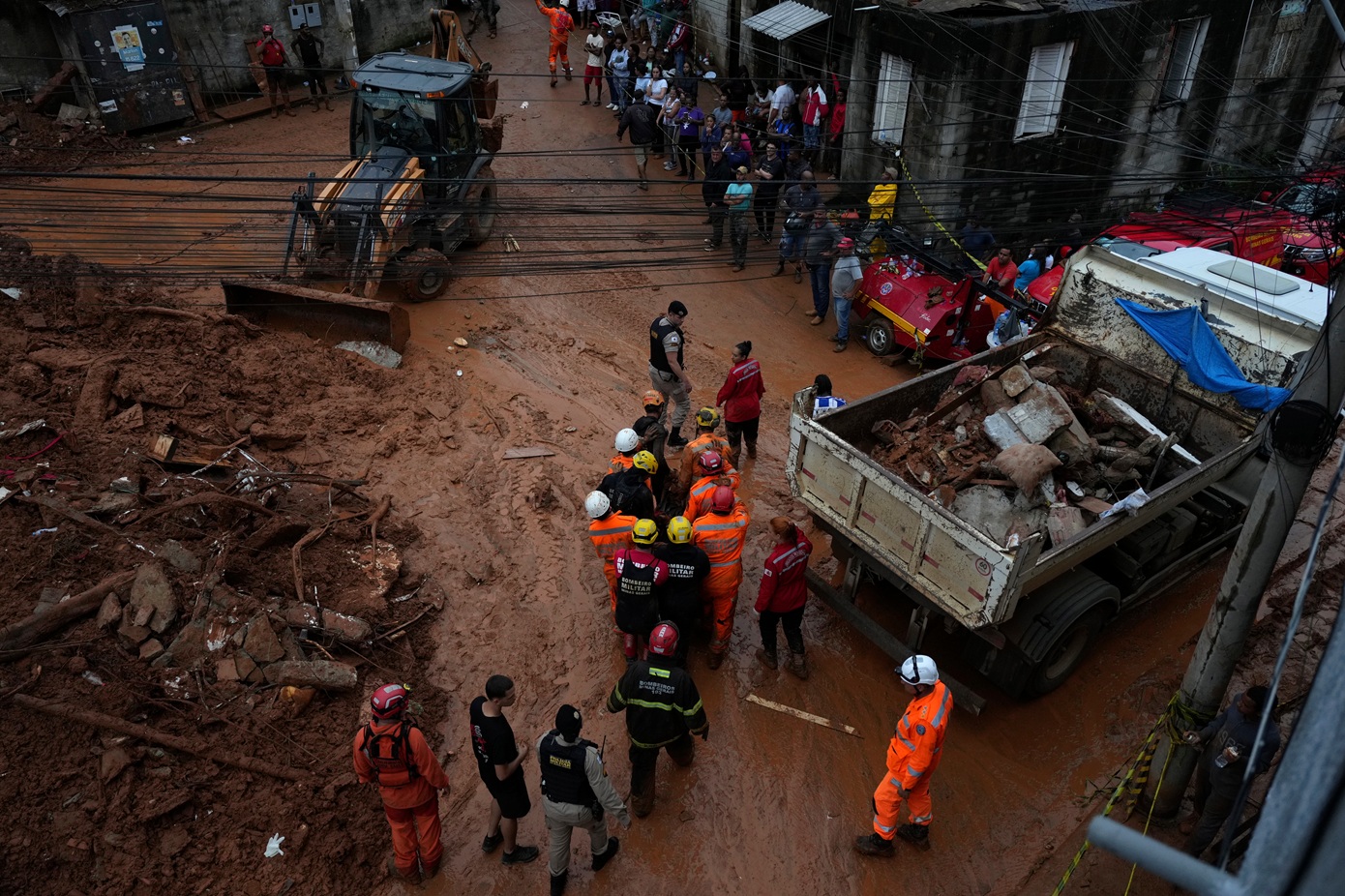 Μακραίνει η λίστα των θυμάτων από τις πλημμύρες στη Βραζιλία, 55 άνθρωποι έχασαν τη ζωή τους