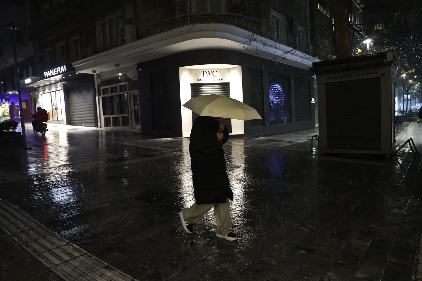 Έκλεισε η οδός Ναϊάδων στο Παλαιό Φάληρο λόγω καθίζησης από τη βροχόπτωση