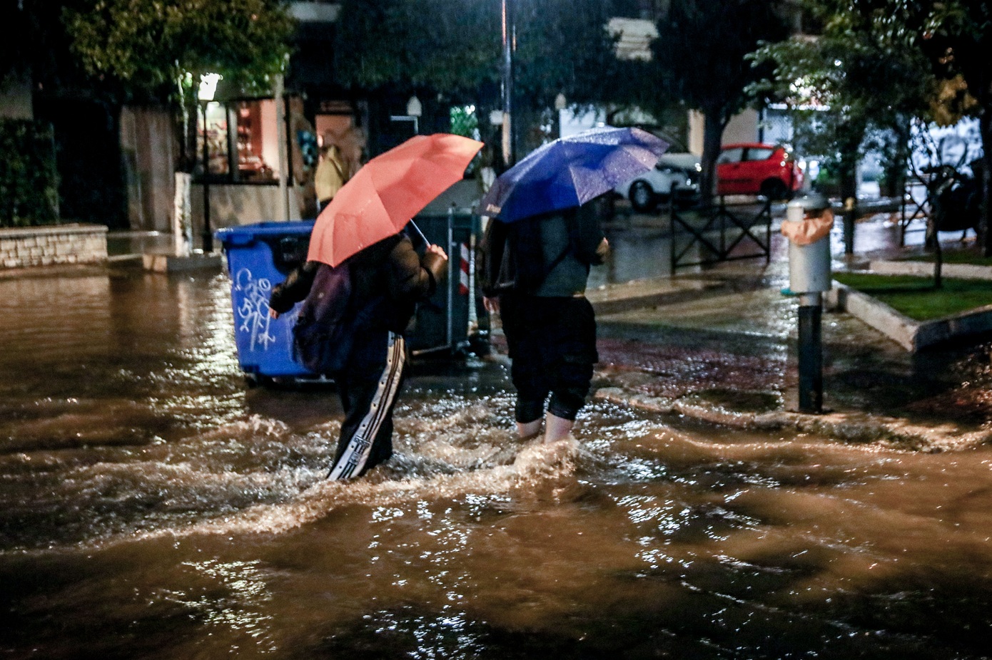 Σφοδρή κακοκαιρία πλήττει τώρα πολλές περιοχές της Αττικής – Η πρόβλεψη του καιρού για τις επόμενες ώρες