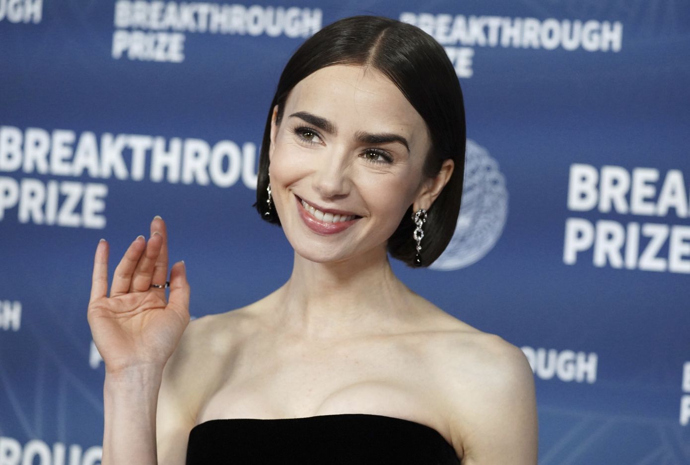 To dark glam μανικιούρ της Lily Collins είναι πάντα επίκαιρο- Τι χρώμα βερνίκι χρησιμοποιεί;