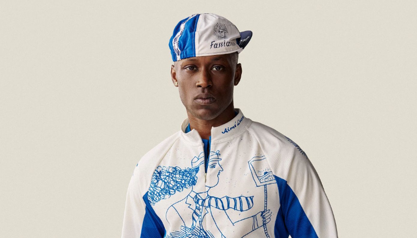 Η αισθητική του Αλέκου Φασιανού πέρασε στις συλλογές της Aimé Leon Dore και έγινε sold out από τη gen z