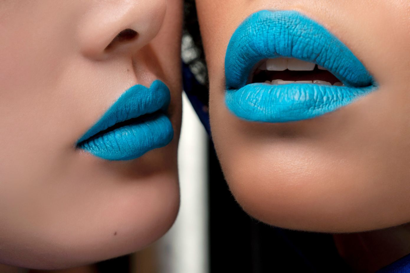 Eίστε έτοιμες να φορέσετε μπλε lip gloss;