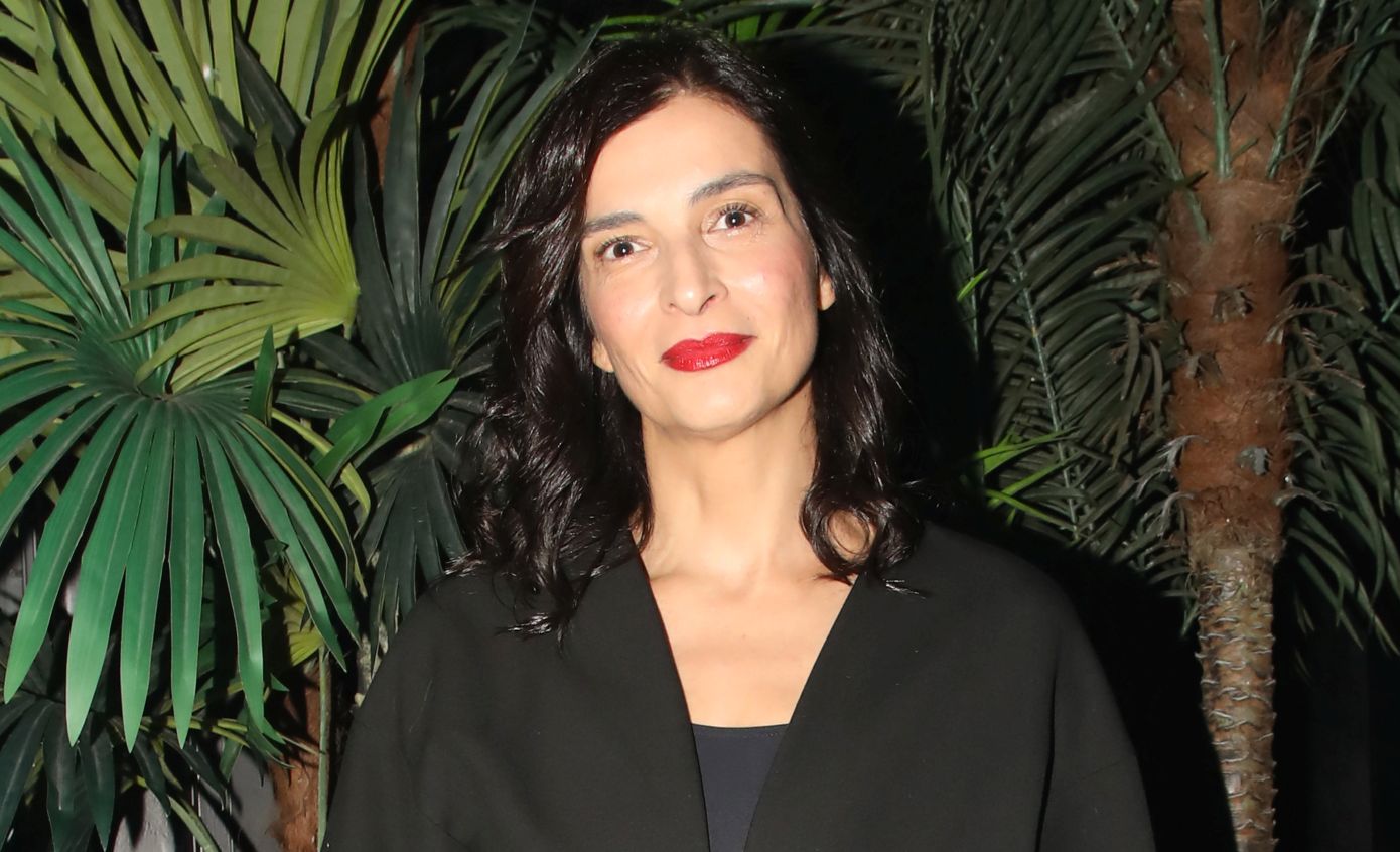 Η Αντιγόνη Κουλουκάκου δείχνει με περηφάνια τα γκρίζα μαλλιά της και στέλνει μήνυμα αυτοπεποίθησης