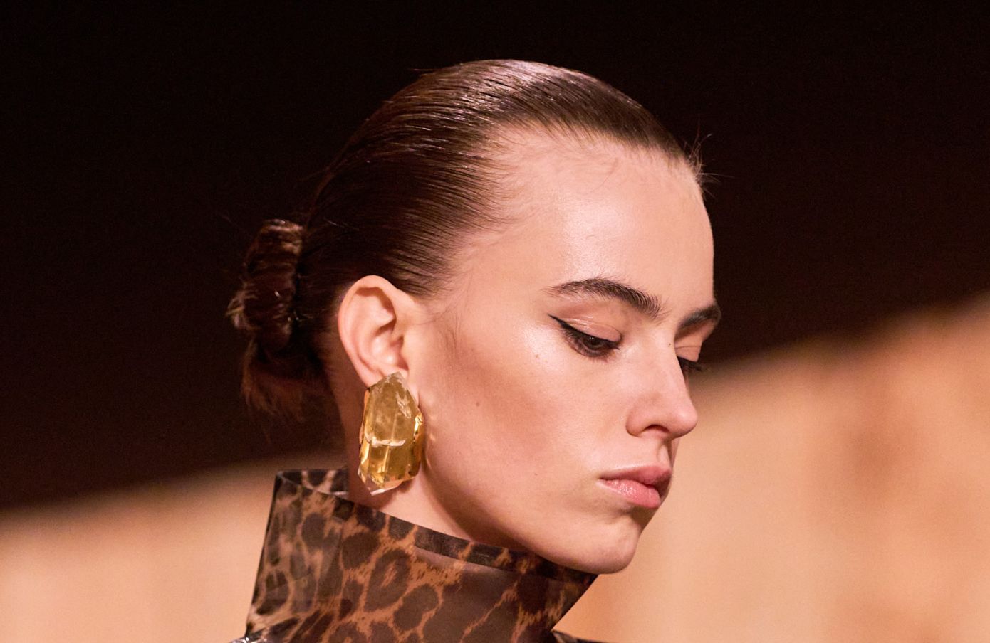 Έχετε μαδήσει τα φρύδια σας και θέλετε να τα δείτε επιτέλους να πυκνώνουν; Η λύση ακούει στο όνομα μινοξιδίλη