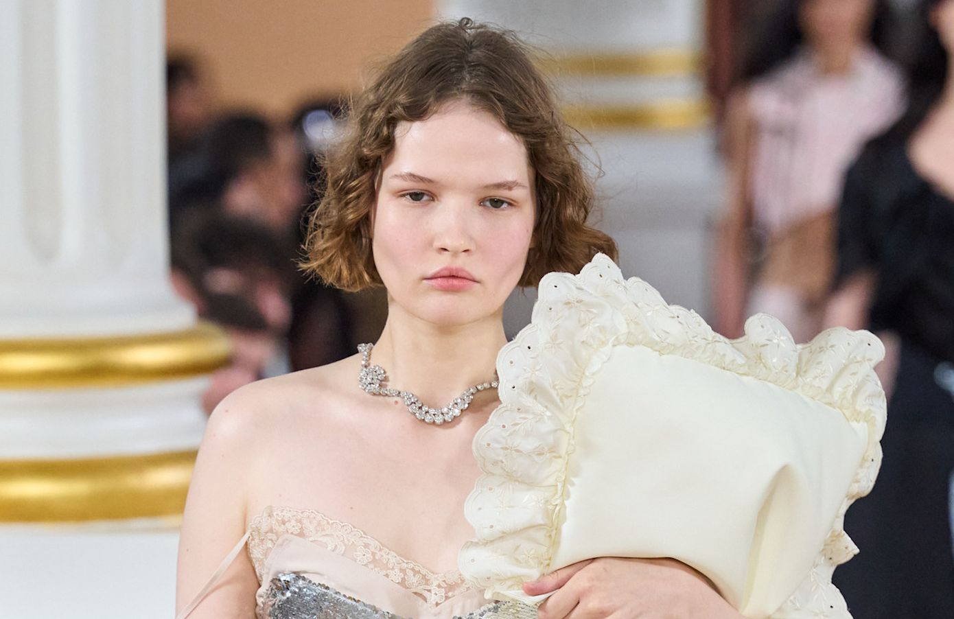 To καλύτερο που έχετε να κάνετε για το δέρμα σας είναι εσείς να κοιμάστε και το skincare να δουλεύει