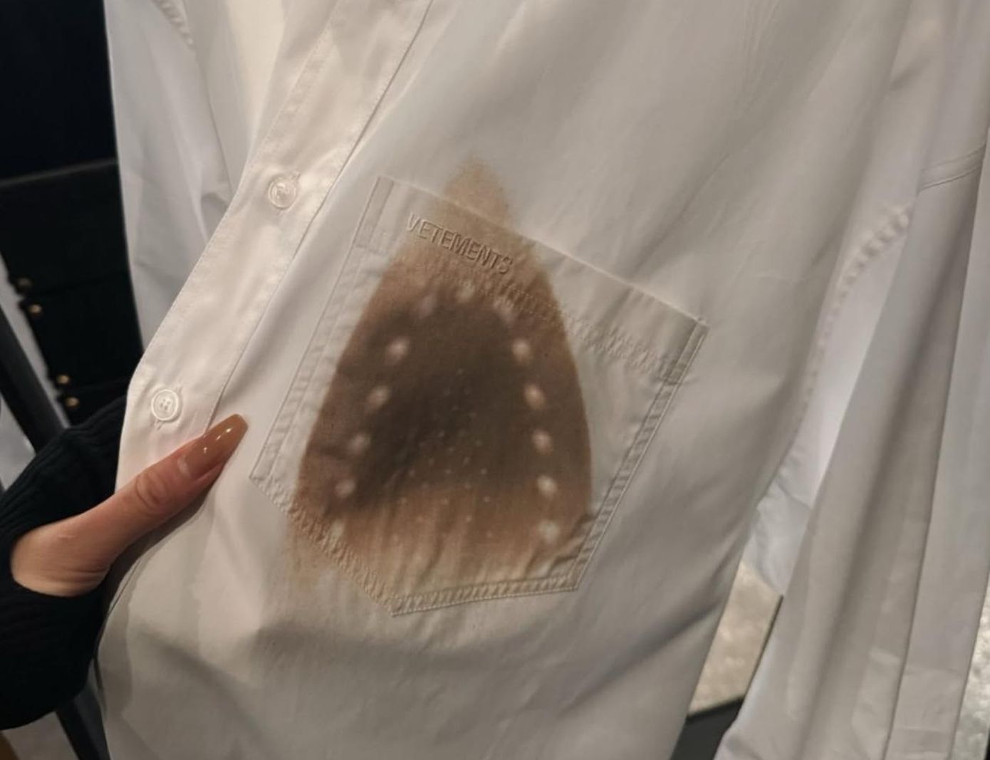 Eσείς θα δίνατε 731 ευρώ για ένα καμένο πουκάμισο με την υπογραφή Vetements;