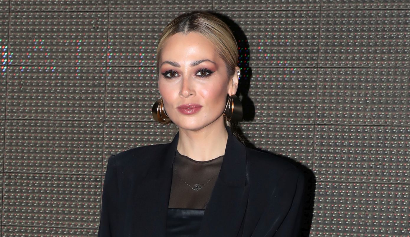 H Eλένη Βουλγαράκη σουλατσάρει στη Λισαβόνα με ένα ζευγάρι leopard sneakers