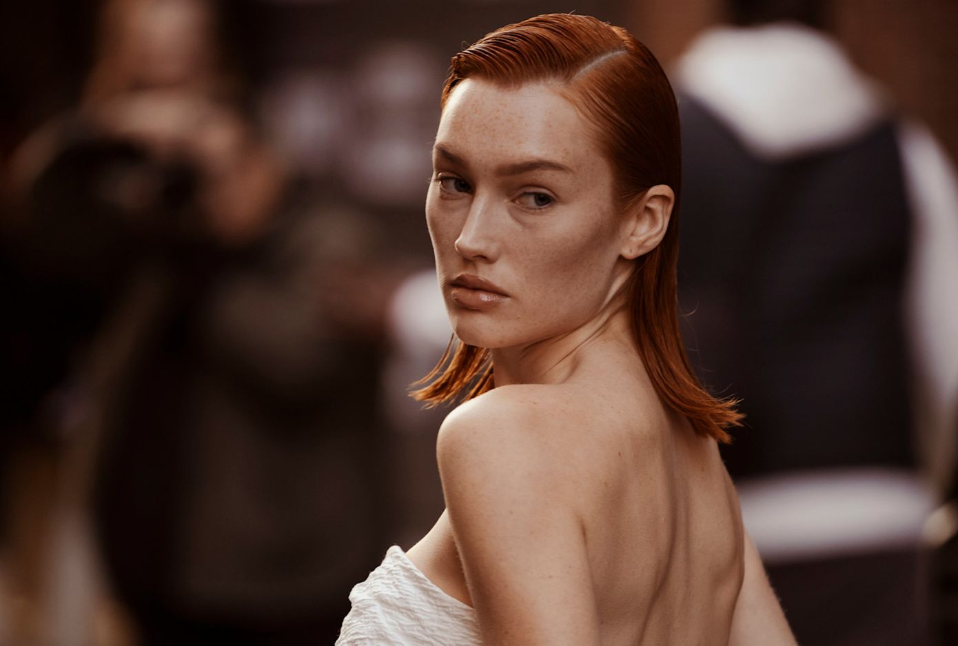 Η πιο τολμηρή απόχρωση μαλλιών που θα κυριαρχήσει το 2026 έχει έμπνευση το κεράσι