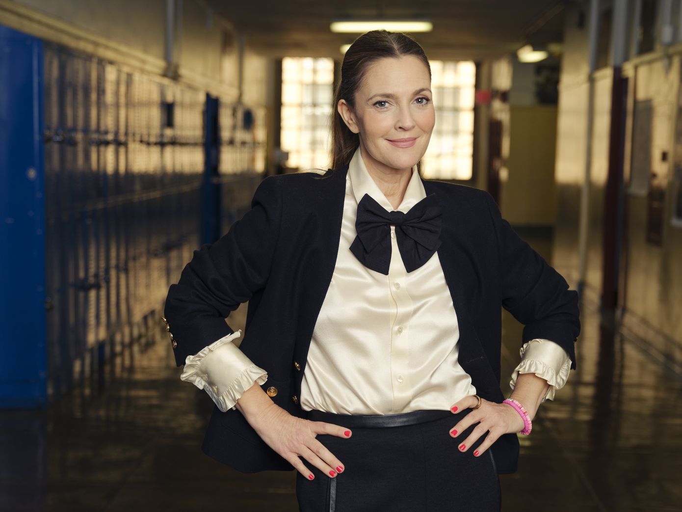 Η Drew Barrymore πειραματίστηκε με γκρι μαλλιά και τα απενοχοποίησε πανηγυρικά