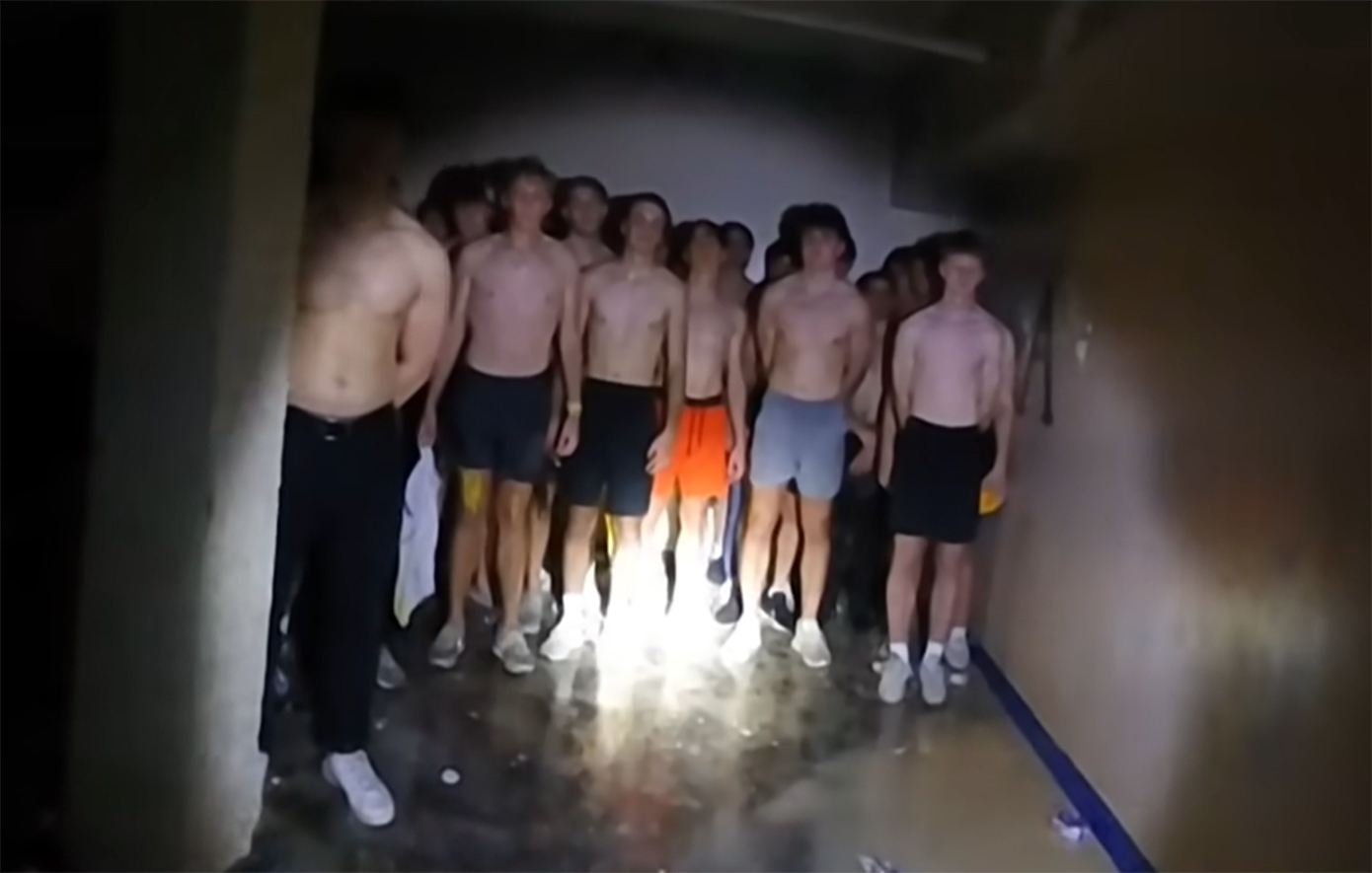 Βίντεο δείχνει δεκάδες γυμνούς, με δεμένα μάτια, καλυμμένους με φαγητό, ακίνητους φοιτητές στο υπόγειο αδελφότητας