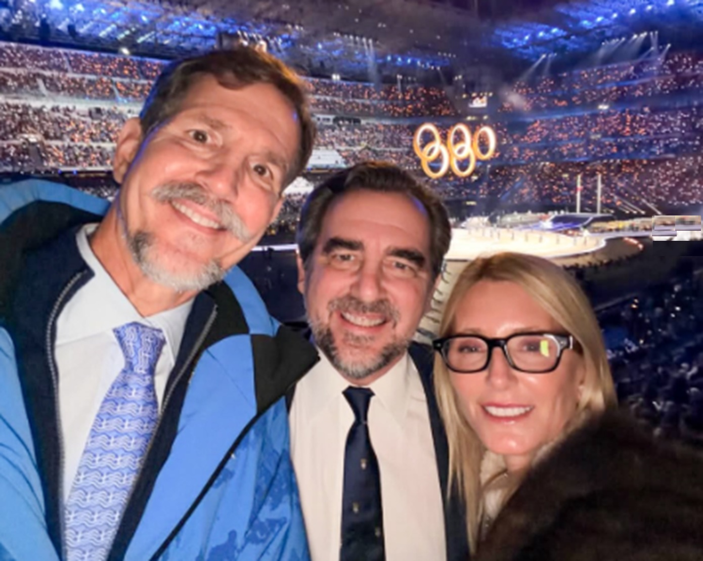 Ο Παύλος Ντε Γκρες με γαλανόλευκη γραβάτα, μαζί με τη Μαρί Σαντάλ και τον αδελφό του, Νικόλαο στην τελετή έναρξης των Ολυμπιακών