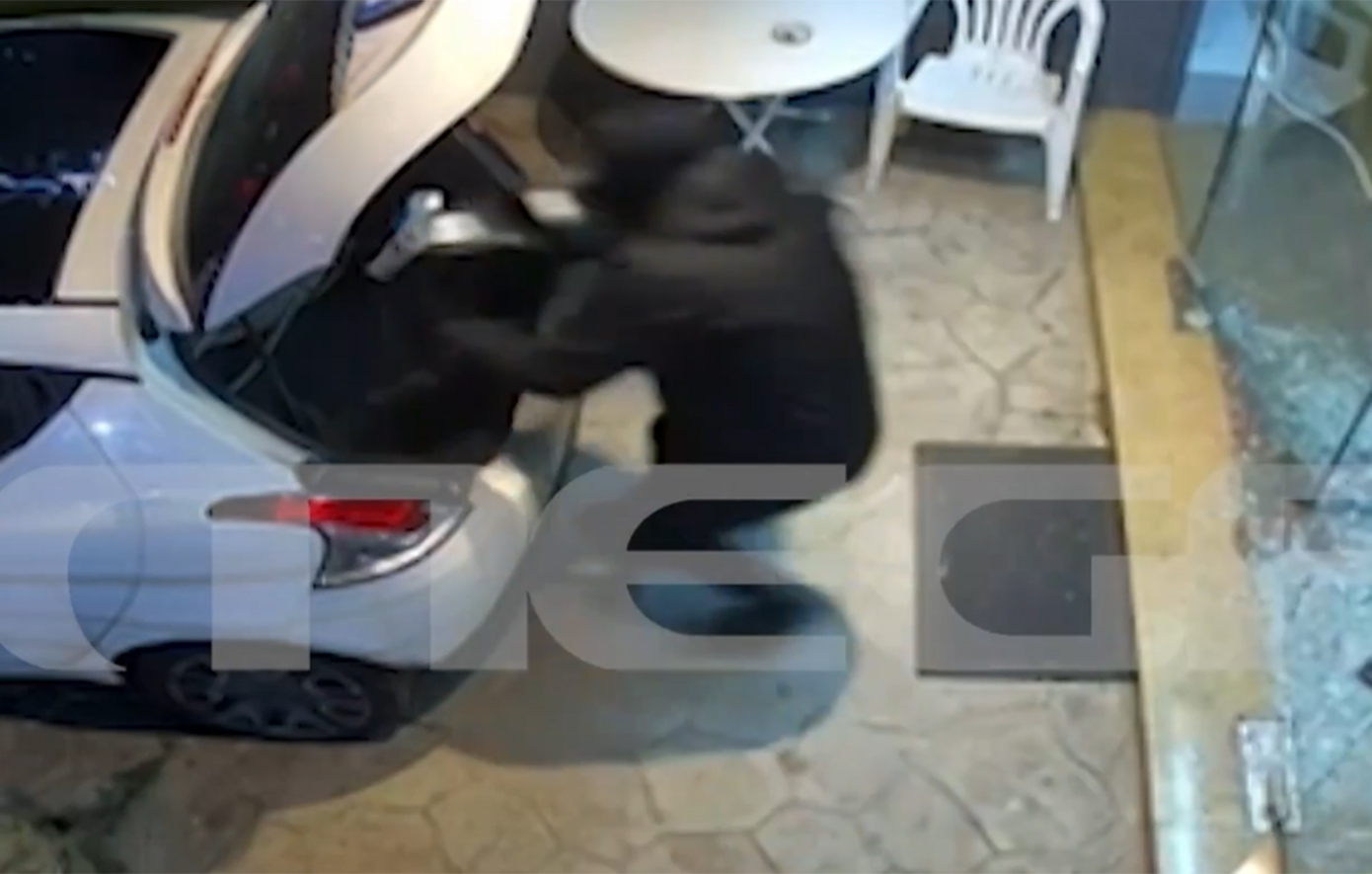 Βίντεο ντοκουμέντο από την κινηματογραφική ληστεία στη Βάρη: Διέλυσαν βιτρίνα και πήραν μοτέρ πισίνας και αντλίες