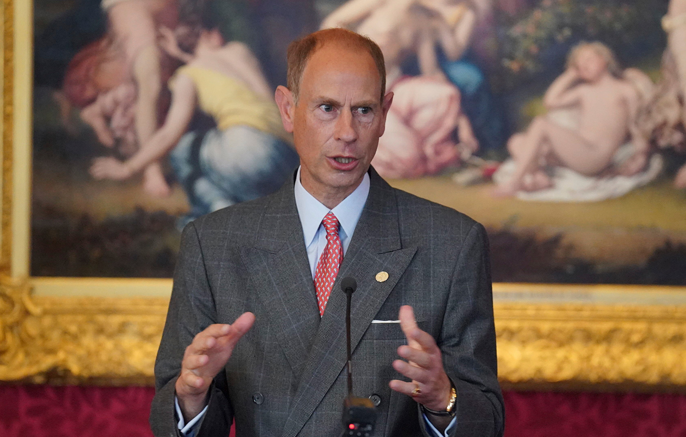 Η πρώτη δημόσια εμφάνιση του πρίγκιπα Έντουαρντ ενώ το ενδιαφέρον παραμένει στραμμένο στις εξελίξεις γύρω από τον αδερφό του, Άντριου