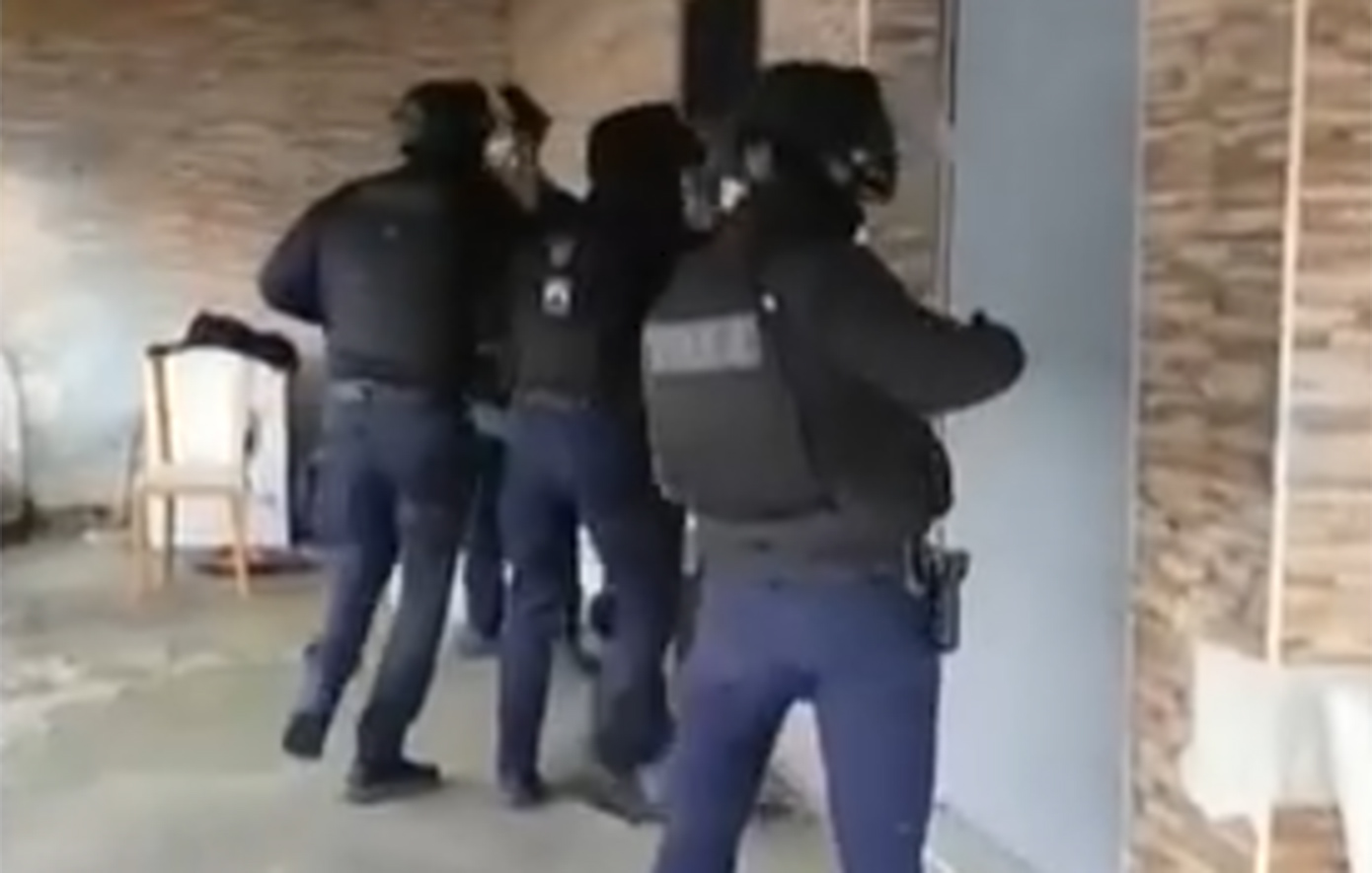 Έφοδος της Αστυνομίας σε καταυλισμούς σε Μενίδι και Φυλή – Ξήλωσαν παράνομα καλώδια 520 μέτρων