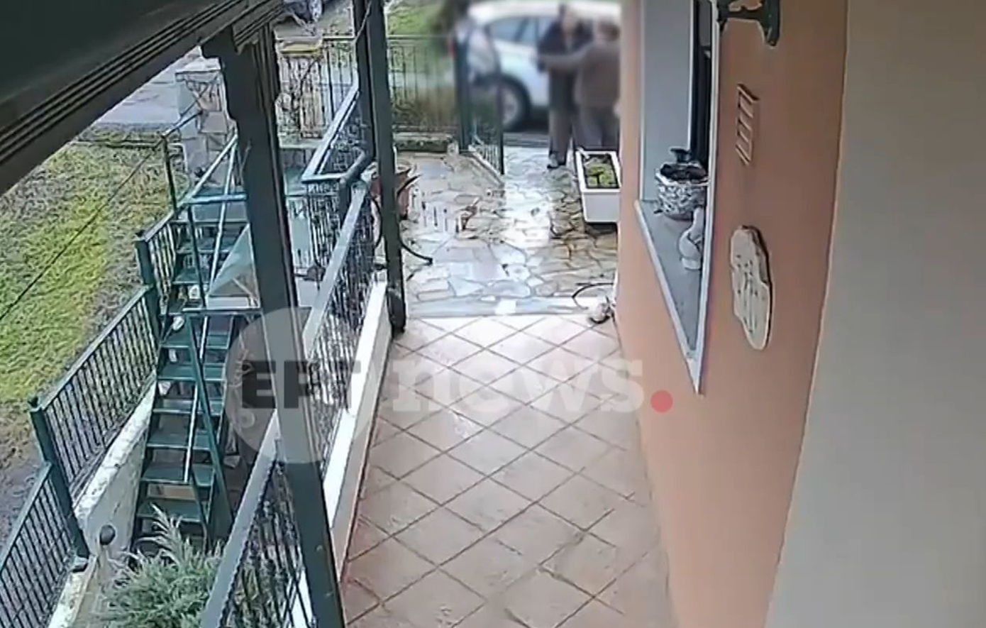 Η στιγμή που Ρομά αγκαλιάζει ηλικιωμένο και του κλέβει αλυσίδα από τον λαιμό &#8211; Πάνω από 400.000 ευρώ η λεία του κυκλώματος