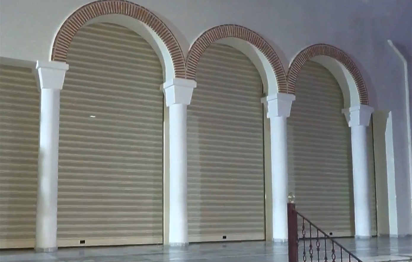 Παπάς έβαλε ρολά σε εκκλησία στον Κορυδαλλό για να την προστατέψει από τους διαρρήκτες