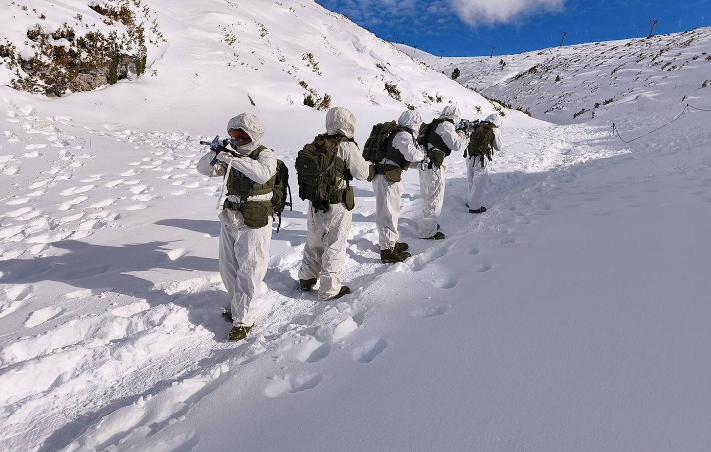 Εντυπωσιακές εικόνες από τη χειμερινή εκπαίδευση της Στρατιωτικής Σχολής Ευελπίδων