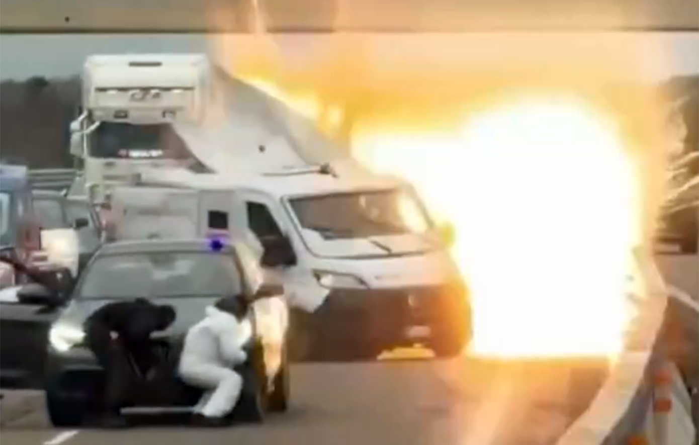 Τρόμος σε αυτοκινητόδρομο στην Ιταλία: Μασκοφόροι ανατίναξαν όχημα χρηματαποστολής &#8211; Δείτε βίντεο