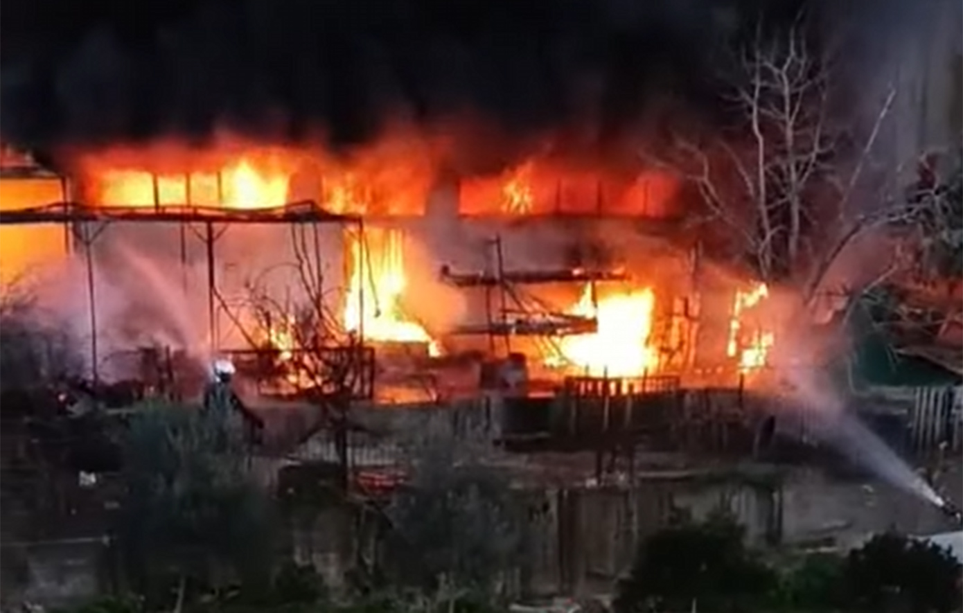 Φωτιά σε βιοτεχνία κεριών στη Χαλκίδα: Νεκρή η μία από τις δύο γυναίκες που βρίσκονταν στο κτίριο &#8211; Σώθηκε η αδελφή της