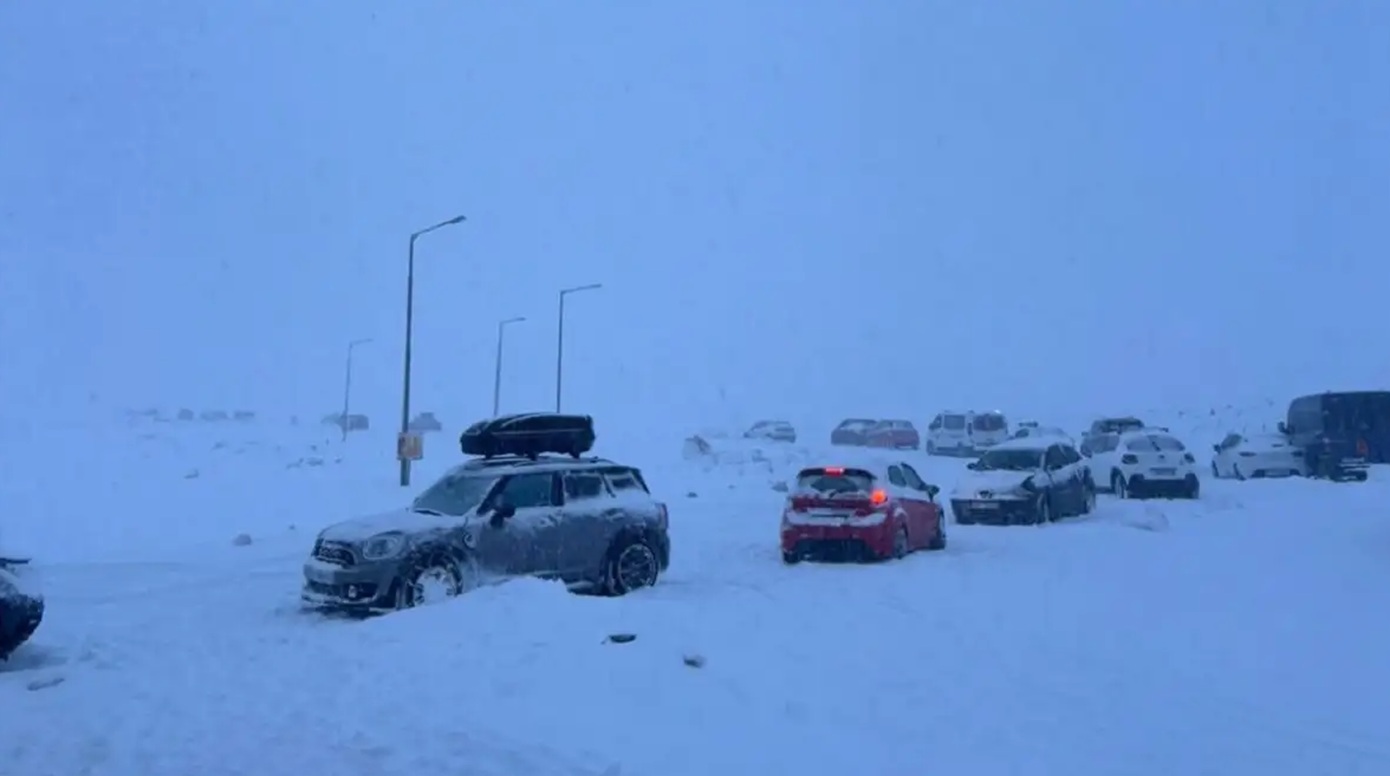 Αίσιο τέλος είχε η επιχείρηση απεγκλωβισμού στο χιονοδρομικό κέντρο Φαλακρού &#8211; Διασώθηκαν 100 άτομα ανάμεσά τους και ένα βρέφος