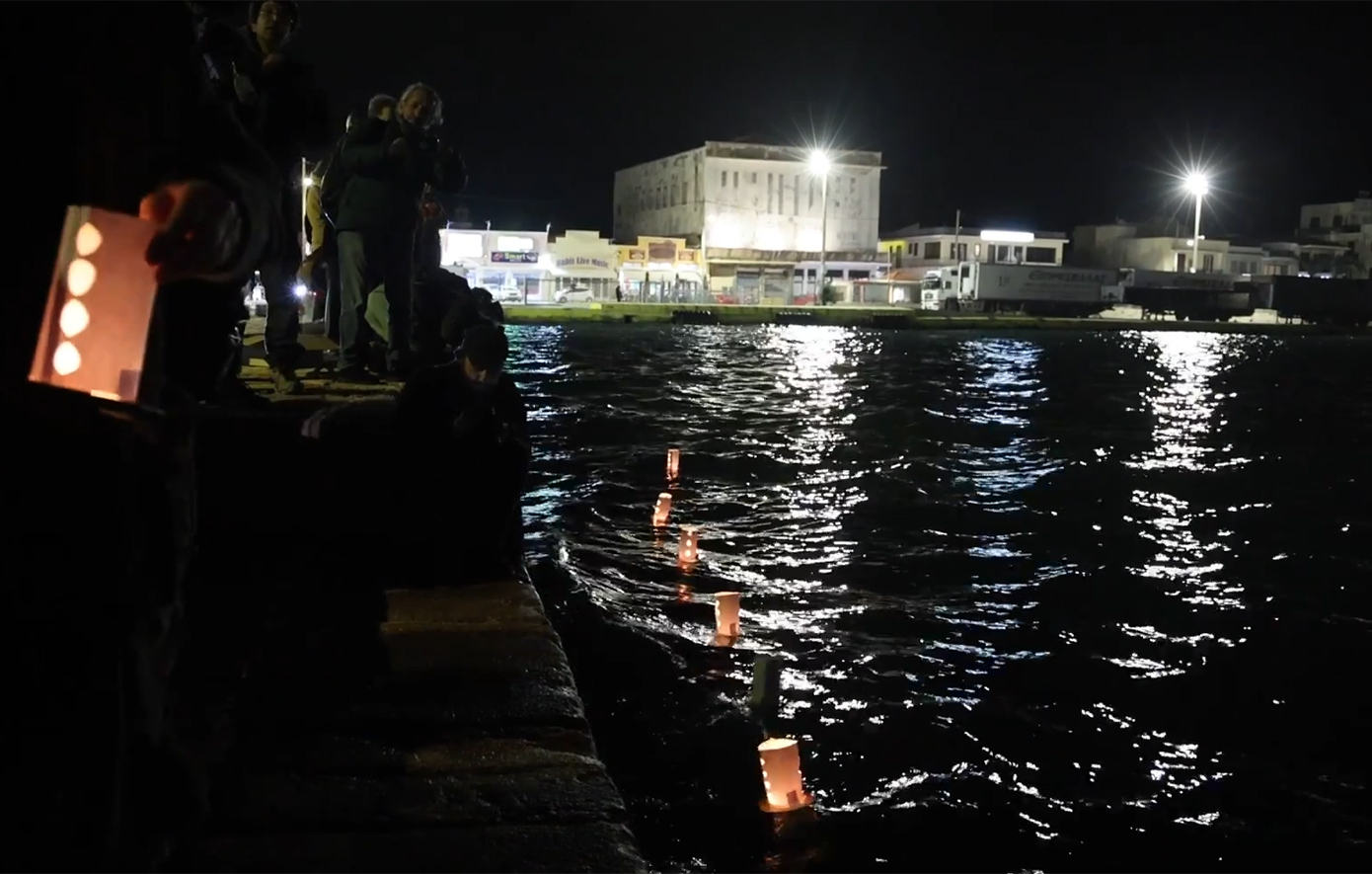 Χίος: Έριξαν φαναράκια στη θάλασσα στη μνήμη των θυμάτων &#8211; «Γέμισε η Μεσόγειος κορμιά μεταναστών» φώναζαν διαδηλωτές