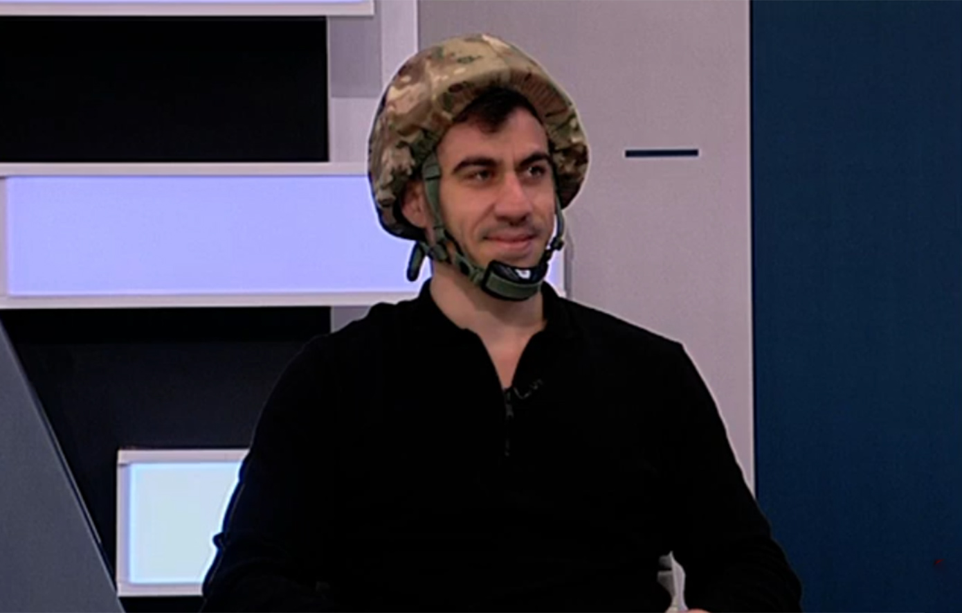 Ο Φειδίας Παναγιώτου κατεβαίνει βουλευτής στην Κύπρο &#8211; Με στρατιωτικό κράνος στην τηλεόραση ανακοίνωσε την υποψηφιότητα