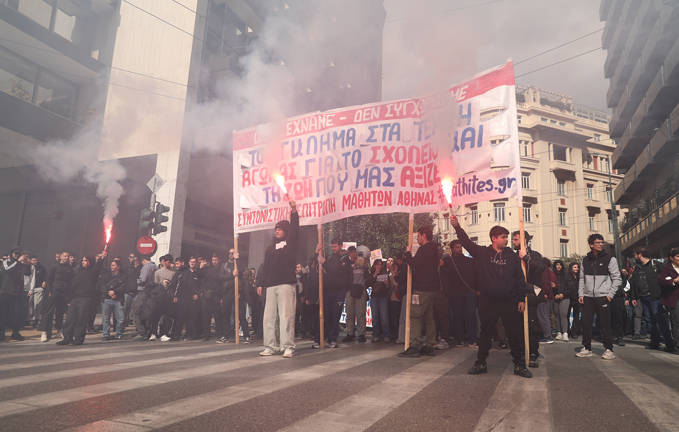 Σε εξέλιξη το πανεκπαιδευτικό συλλαλητήριο μνήμης για την τραγωδία των Τεμπών &#8211; Στα Προπύλαια φοιτητές και μαθητές, κινούνται προς τη Βουλή