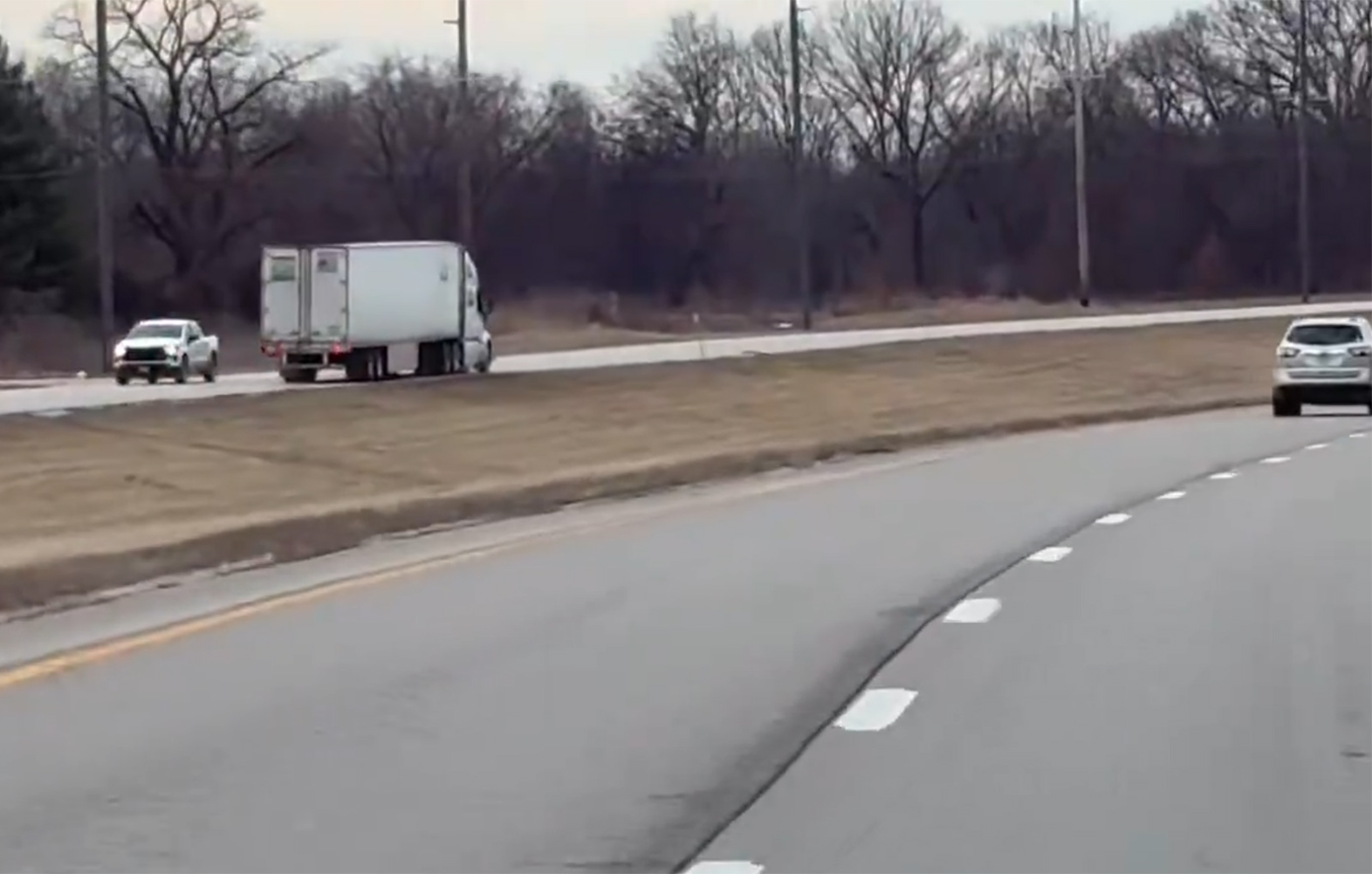 Νταλικέρης οδηγούσε αντίθετα σε αυτοκινητόδρομο για χιλιόμετρα, γιατί δεν ήξερε να διαβάζει τις πινακίδες &#8211; Δείτε βίντεο