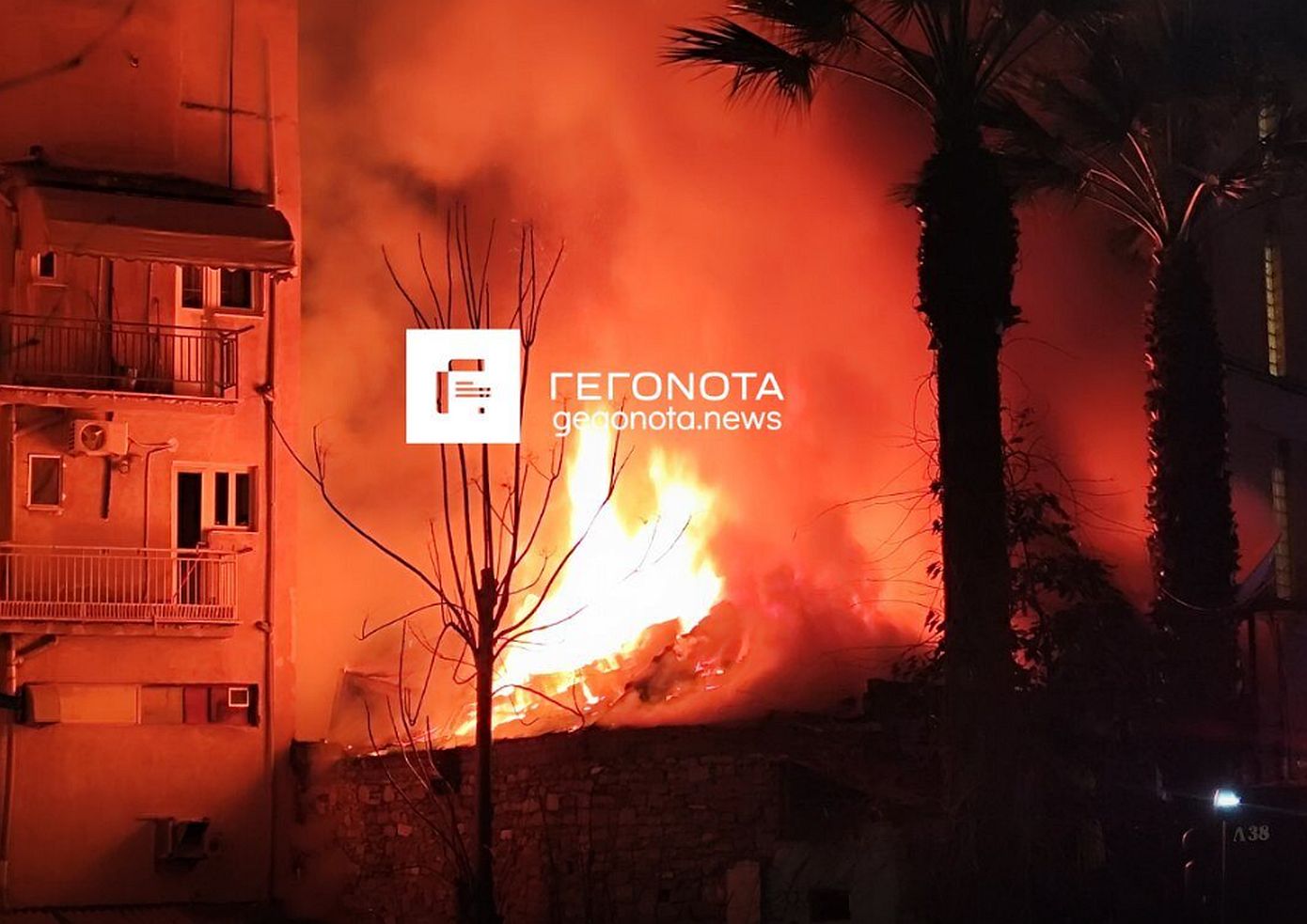 Μεγάλη φωτιά στο Βόλο: Εκρήξεις πίσω από την εκκλησία του Αγίου Κωνσταντίνου &#8211; Δείτε φωτογραφίες