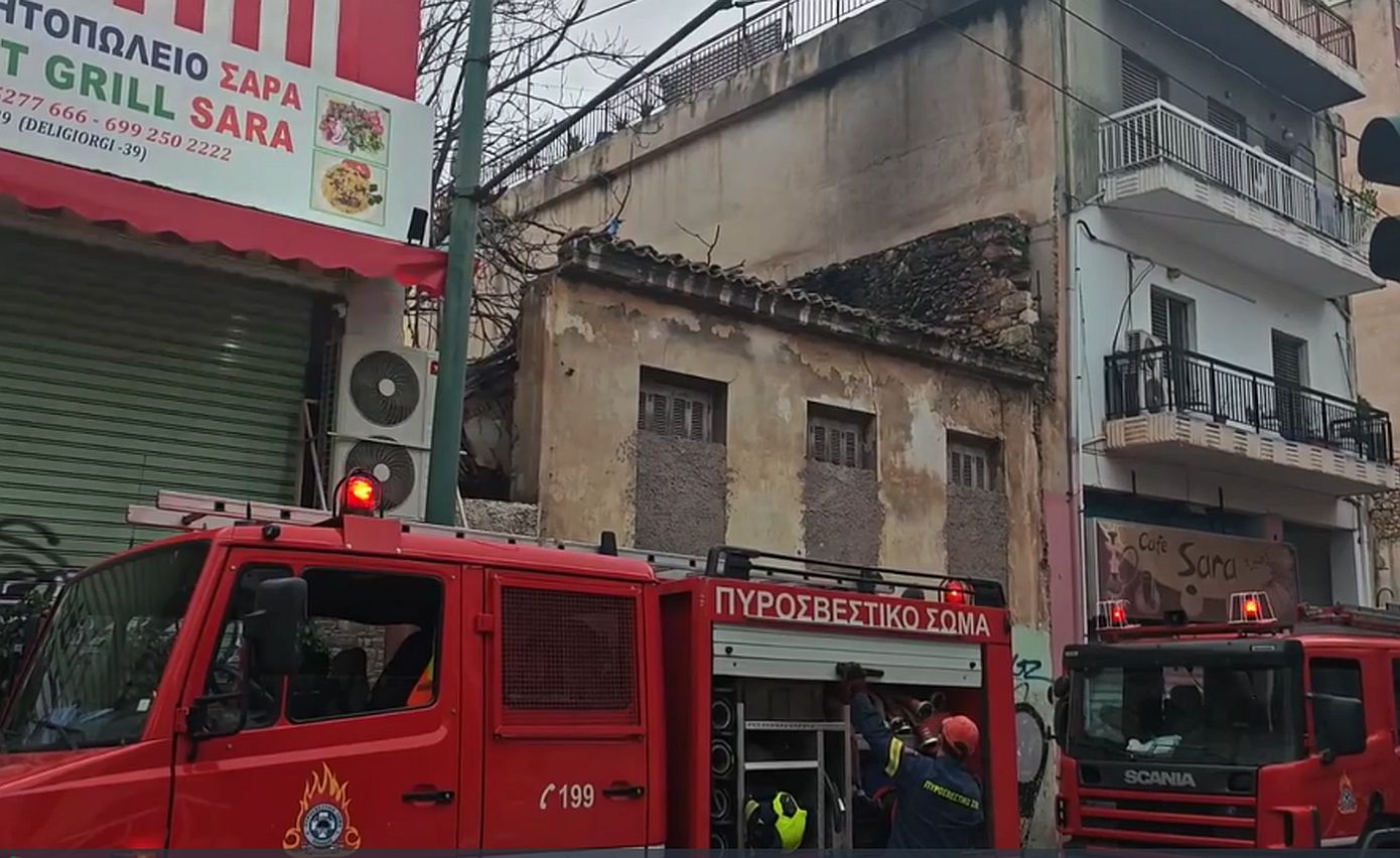 Έκλεισε η οδός Δεληγιώργη στο Μεταξουργείο λόγω φωτιάς σε ακατοίκητο κτίριο