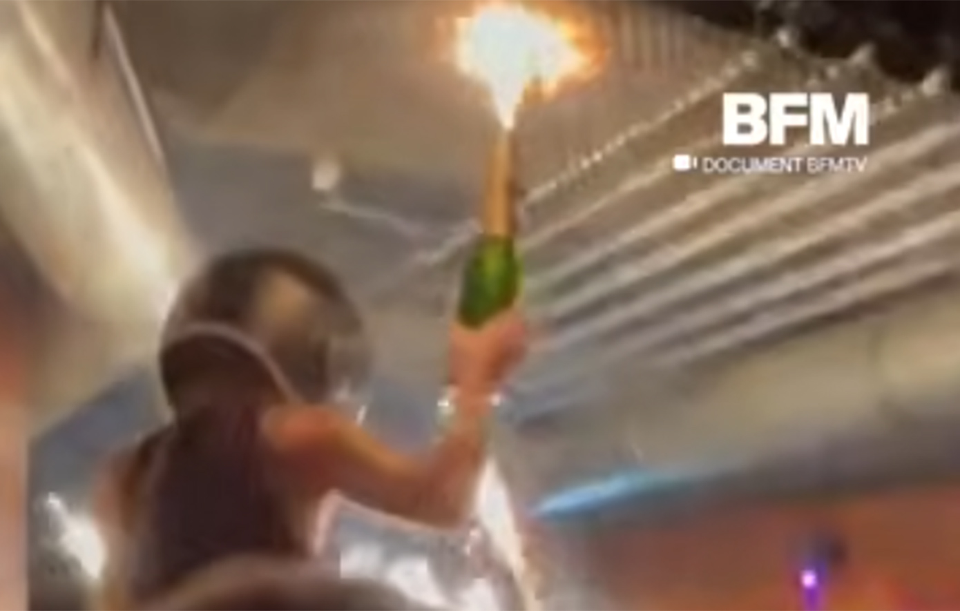 Νέο βίντεο από τη φονική πυρκαγιά στο Κραν Μοντανά &#8211; Η στιγμή που το αφρώδες υλικό παίρνει φωτιά ακαριαία