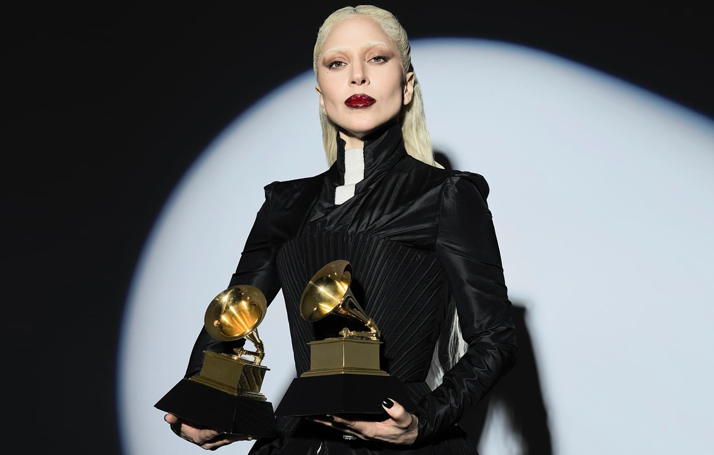 Η Lady Gaga ποζάρει με τα βραβεία που κέρδισε στα Grammy: «Είναι αληθινή ευλογία να με τιμά η μουσική κοινότητα»