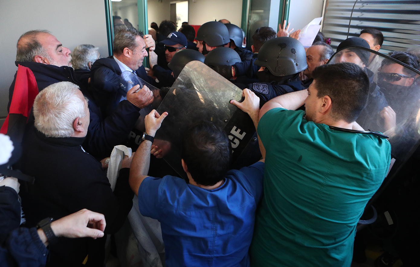 Επεισόδια στο νοσοκομείο Νίκαιας κατά την επίσκεψη του Άδωνι Γεωργιάδη &#8211; Ξύλο ανάμεσα σε ΜΑΤ και διαδηλωτές