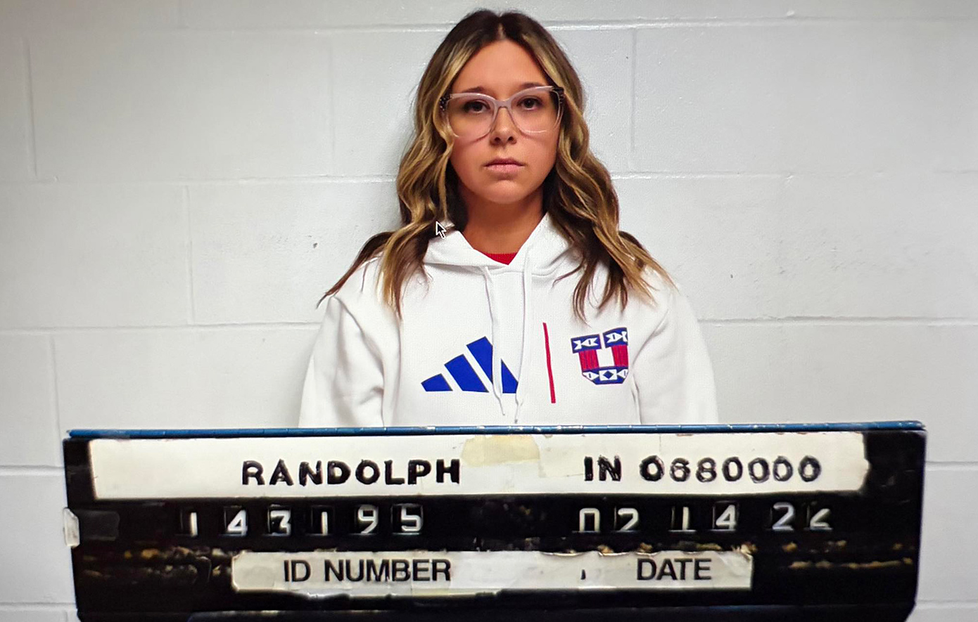 Γραμματέας σχολείου κατηγορείται για σεξουαλική επαφή με δύο μαθητές &#8211; O σύζυγός της την έπιασε στα πράσα και την ξυλοκόπησε