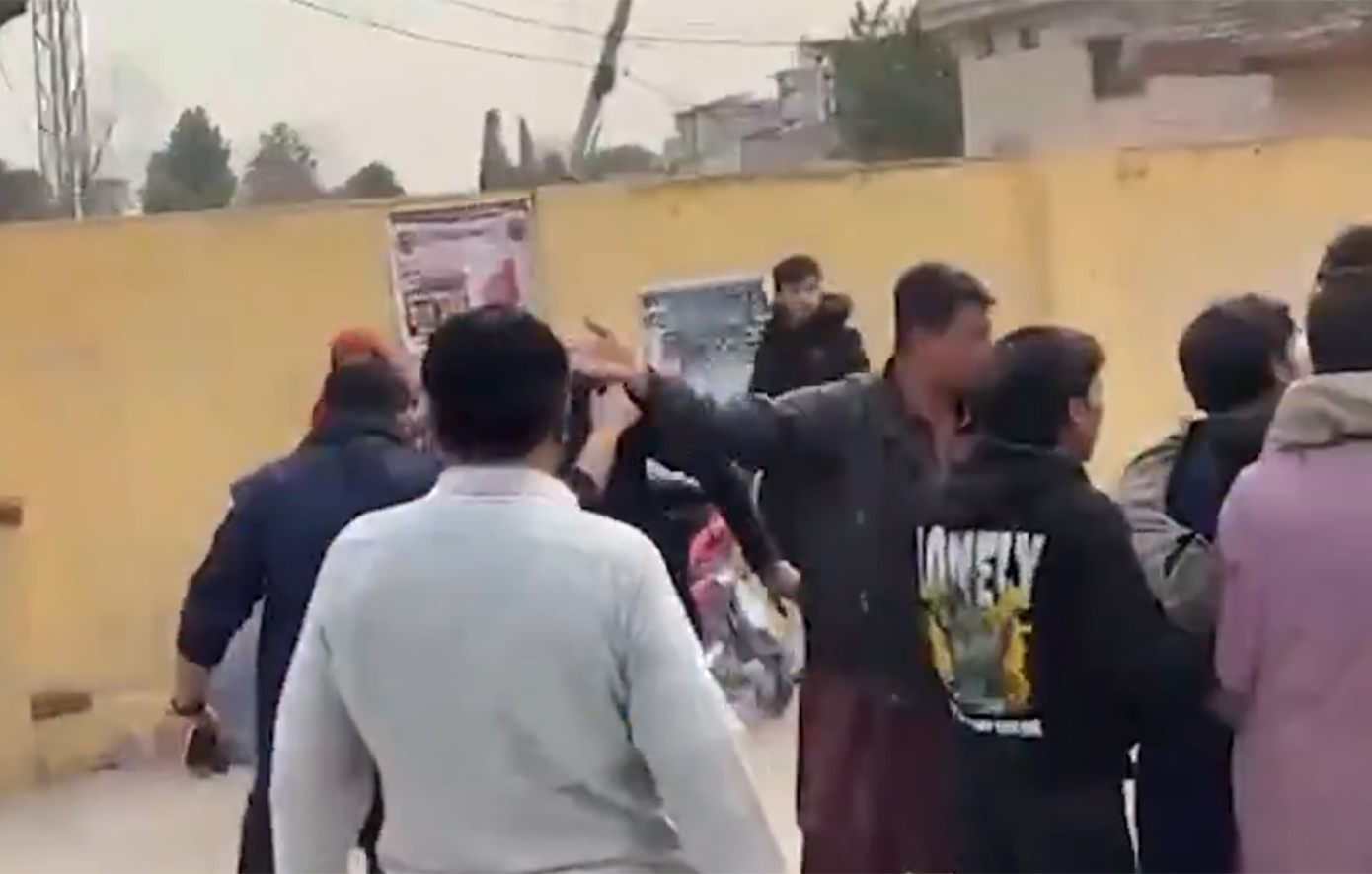 Μακελειό σε τέμενος στο Πακιστάν: Τουλάχιστον 15 νεκροί από σφοδρή έκρηξη, πάνω από 80 οι τραυματίες