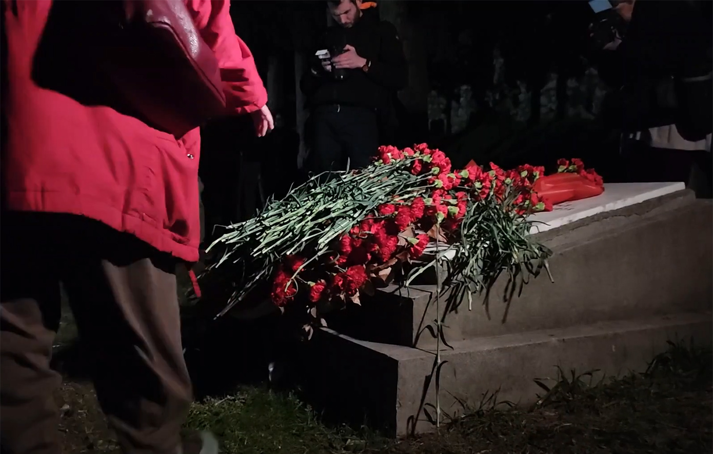 Στεφάνια και λουλούδια στο Σκοπευτήριο της Καισαριανής &#8211; Οι πικέτες με τα ονόματα των 200 και η ενός λεπτού σιγή