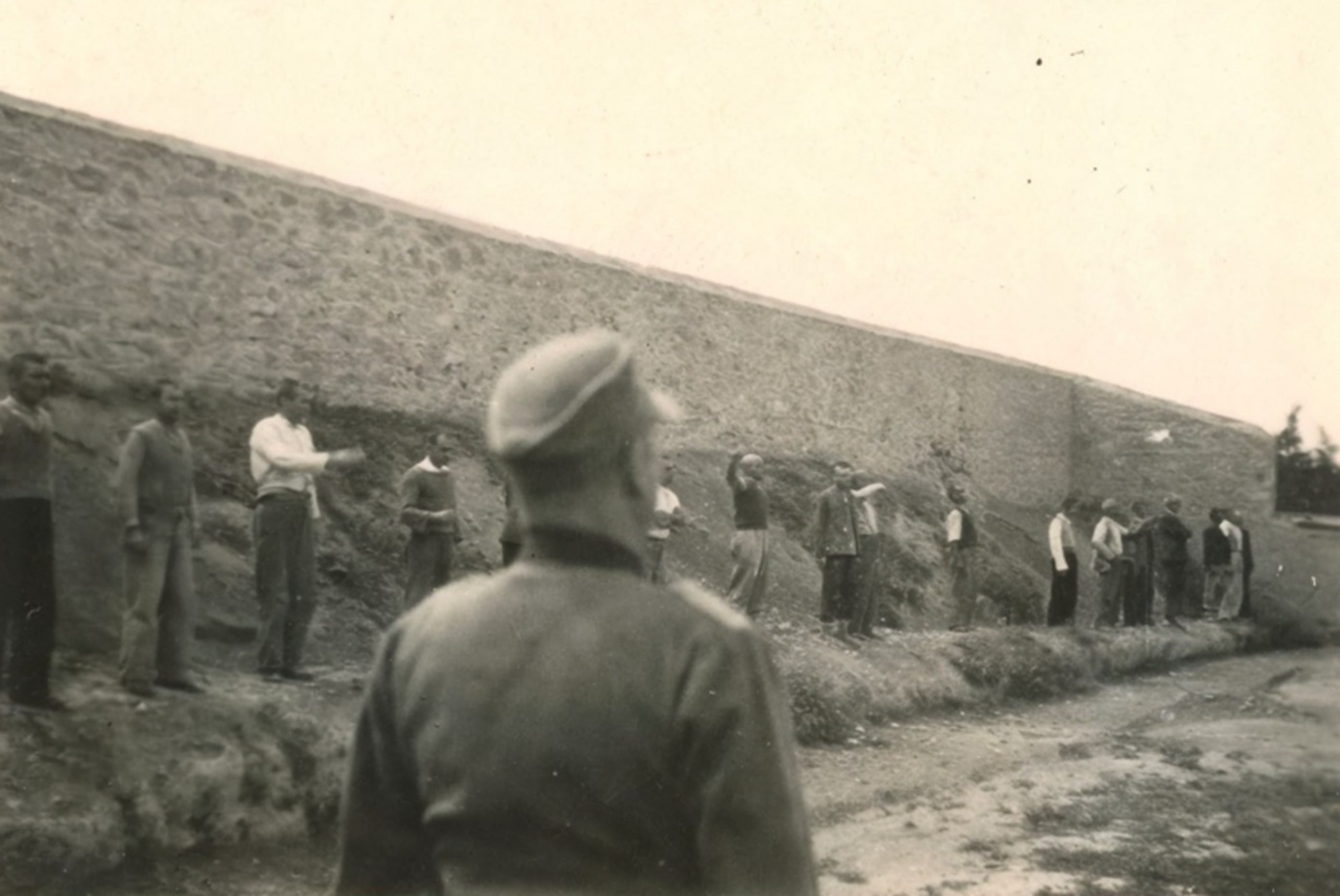 Δείτε για πρώτη φορά φωτογραφίες από την εκτέλεση των 200 στο Σκοπευτήριο της Καισαριανής &#8211; Πωλούνται στο eBay