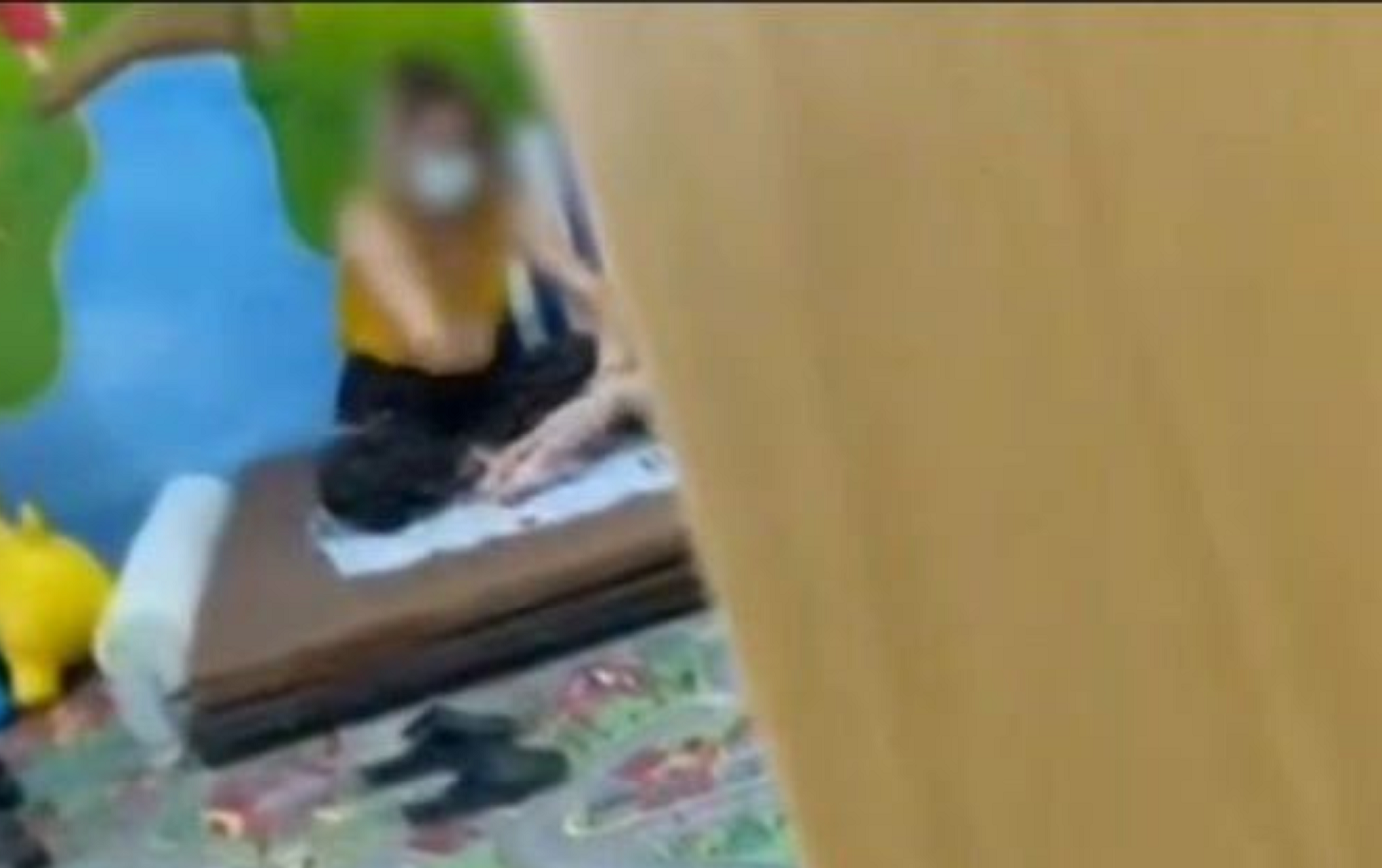 «Σκάσε, μου έχεις σπάσει τα νεύρα»: Φυσικοθεραπεύτρια χτύπησε παιδί με εγκεφαλική παράλυση και τη μητέρα του στη Χαλκίδα