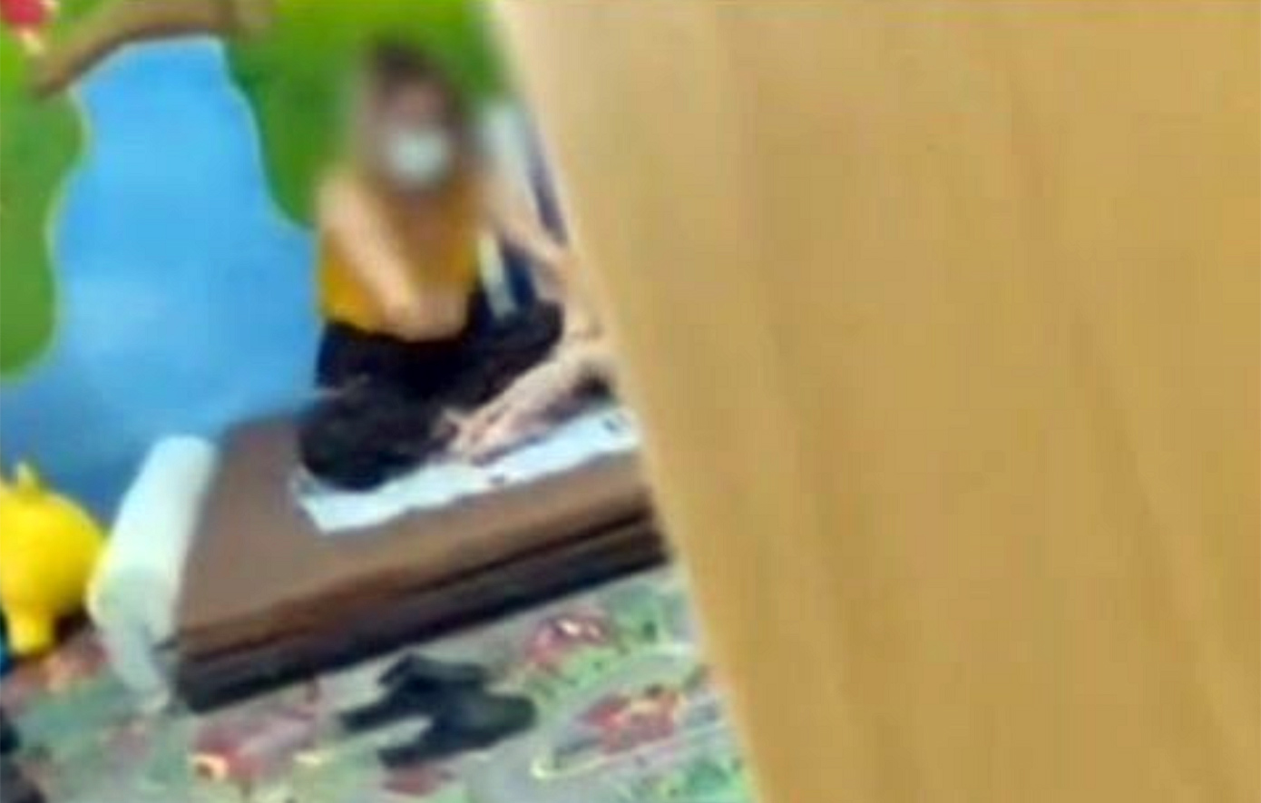 «Σκάσε, μου έχεις σπάσει τα νεύρα»: Φυσικοθεραπεύτρια χτύπησε παιδί με εγκεφαλική παράλυση και τη μητέρα του στη Χαλκίδα