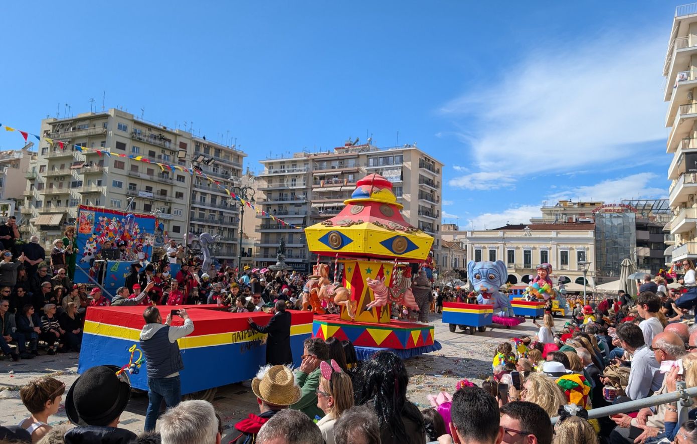 Σε εξέλιξη το καρναβάλι της Πάτρας: Ατελείωτο πάρτο και ξέφρενοι ρυθμοί η πόλη &#8211; Δείτε live την παρέλαση των αρμάτων