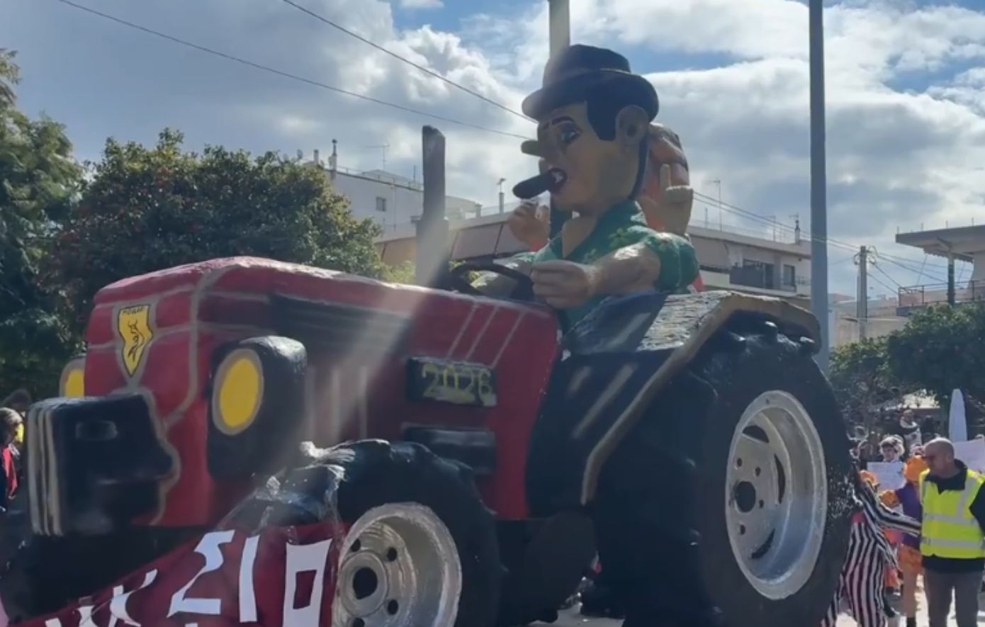 Καρναβάλι με «τρακτέρ» και «τρελές» αγελάδες στου Ρέντη &#8211; Εκατοντάδες μασκαράδες, κέφι και χορός