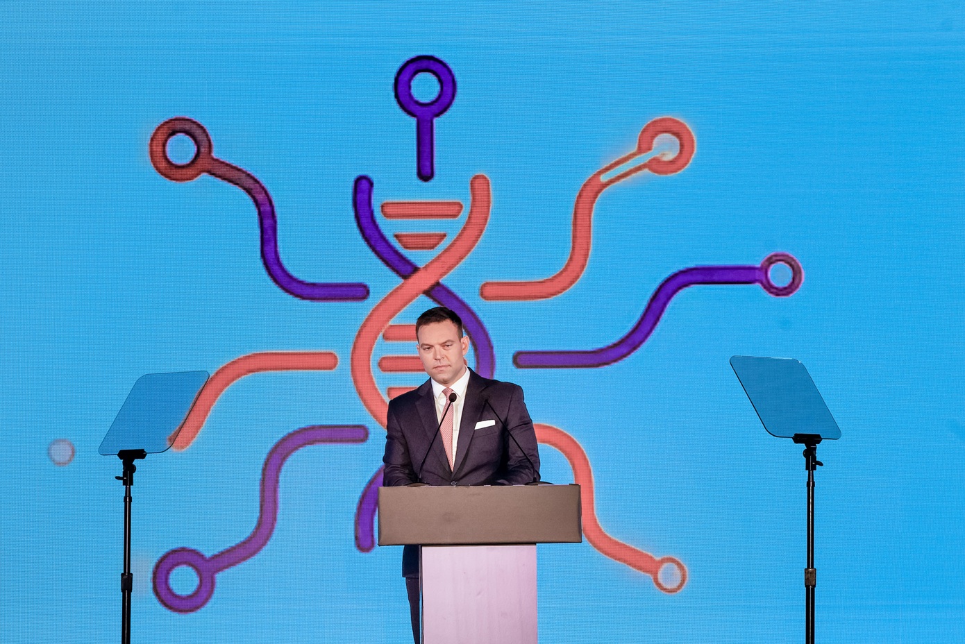 Ο Κασσελάκης μετονομάζει το «Κίνημα Δημοκρατίας» σε «Δημοκράτες – Προοδευτικό Κέντρο» &#8211; Αλλάζει και το σήμα