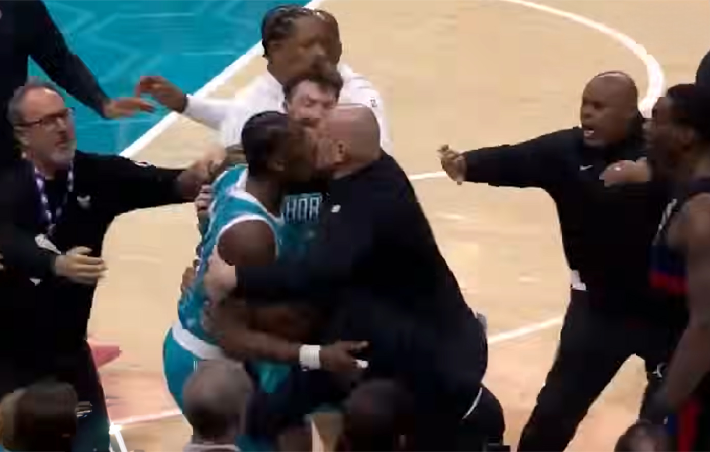 Μπουνιές, κλωτσιές και κουτουλιές σε αγώνα NBA &#8211; Οι σκηνές «απείρου κάλλους» απαθανατίστηκαν σε βίντεο και έγιναν viral