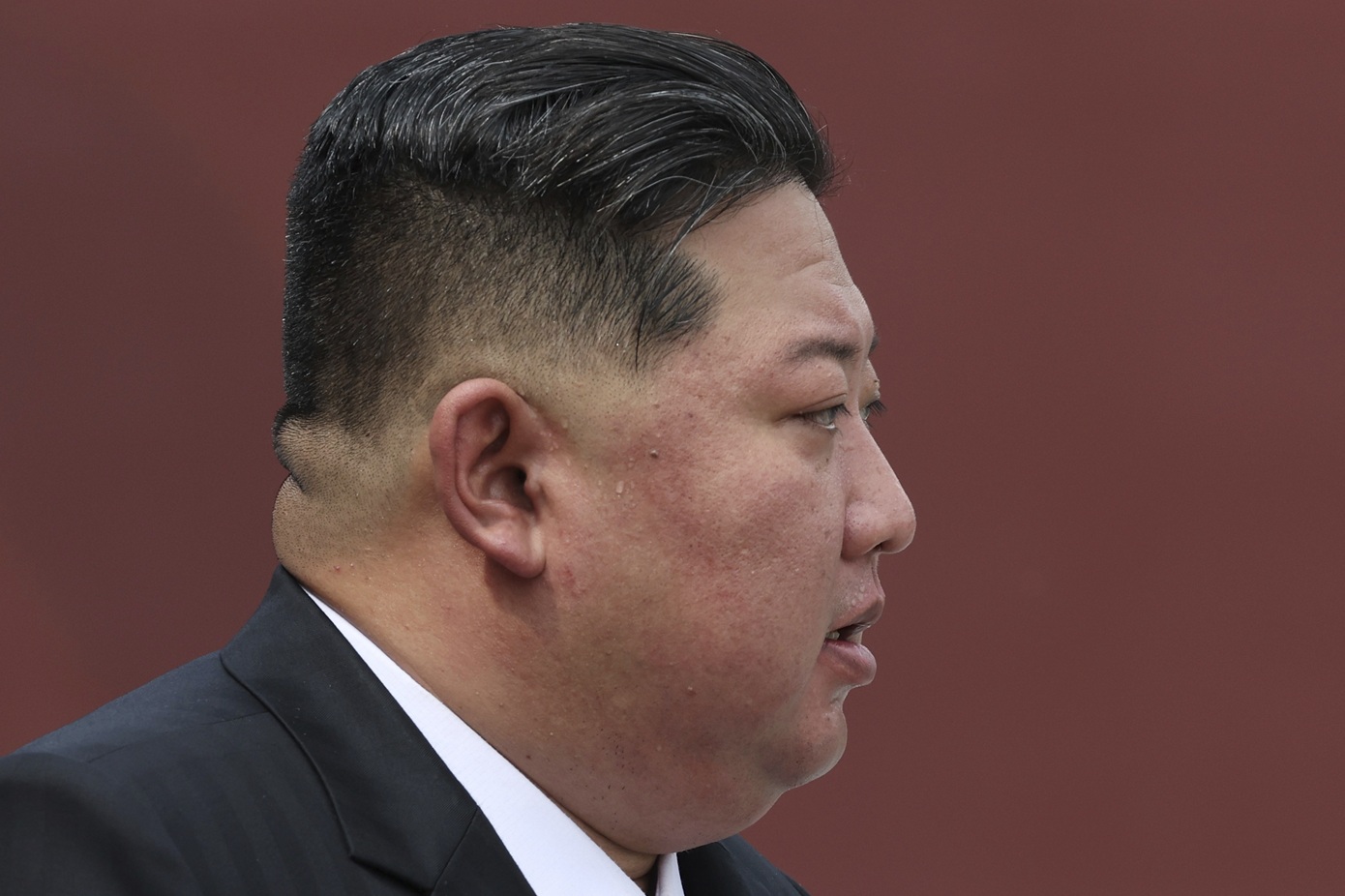 Ο Κιμ Γιονγ Ουν εγκαινιάζει κατοικίες για τις οικογένειες των Βορειοκορεατών στρατιωτών που σκοτώθηκαν στον πόλεμο της Ουκρανίας