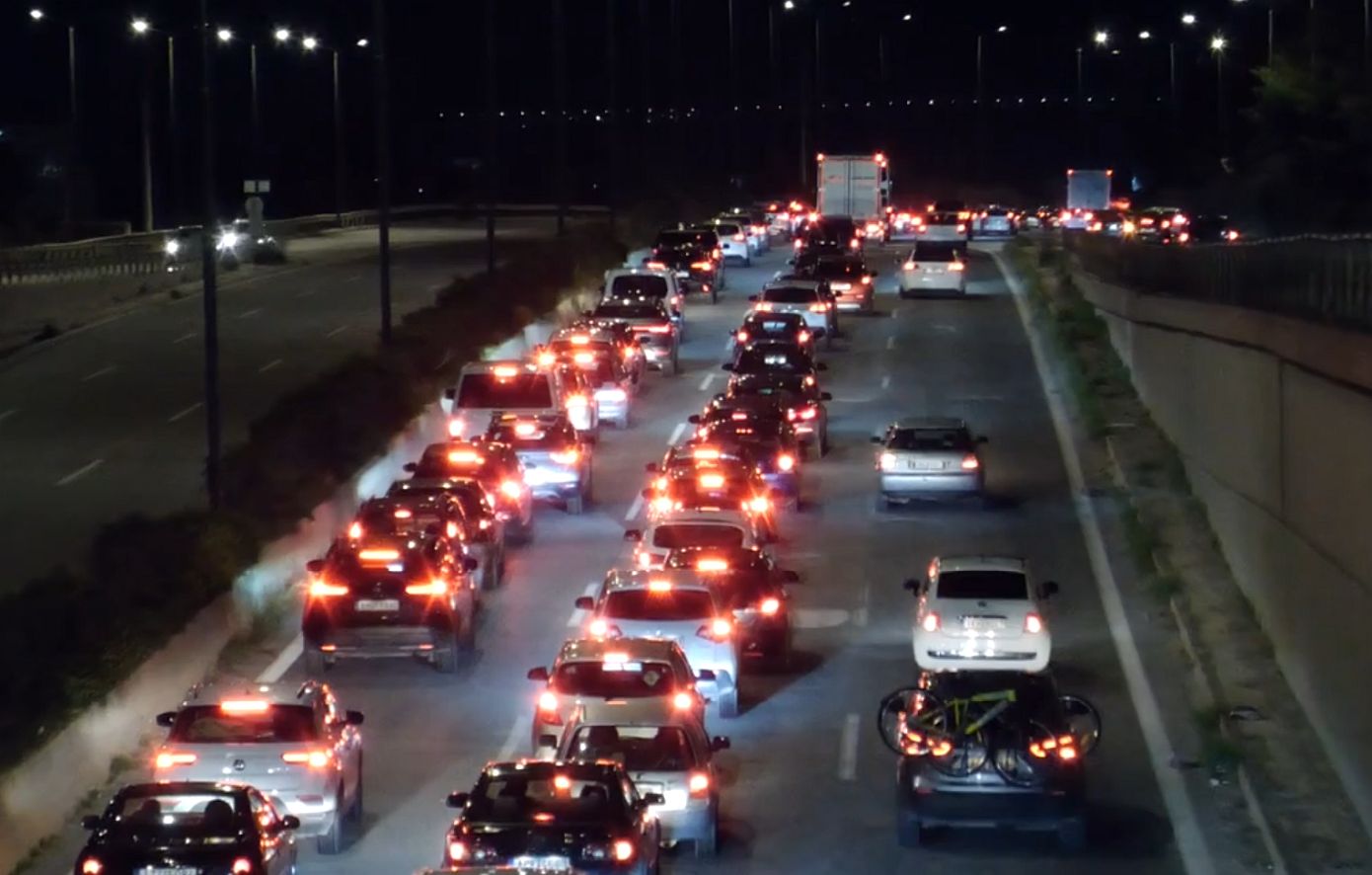 Στο «κόκκινο» η επιστροφή των εκδρομέων του τριημέρου: Μεγάλες καθυστερήσεις στις εισόδους της Αττικής &#8211; Δείτε βίντεο