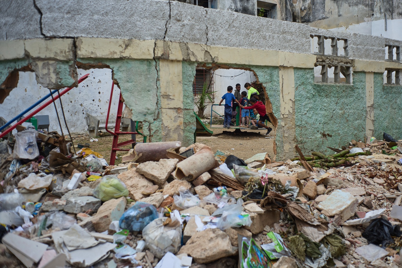 Σε κρίση η Κούβα: Δυσβάσταχτη δυσοσμία και σκουπίδια στους δρόμους της Αβάνας λόγω της έλλειψης καυσίμων